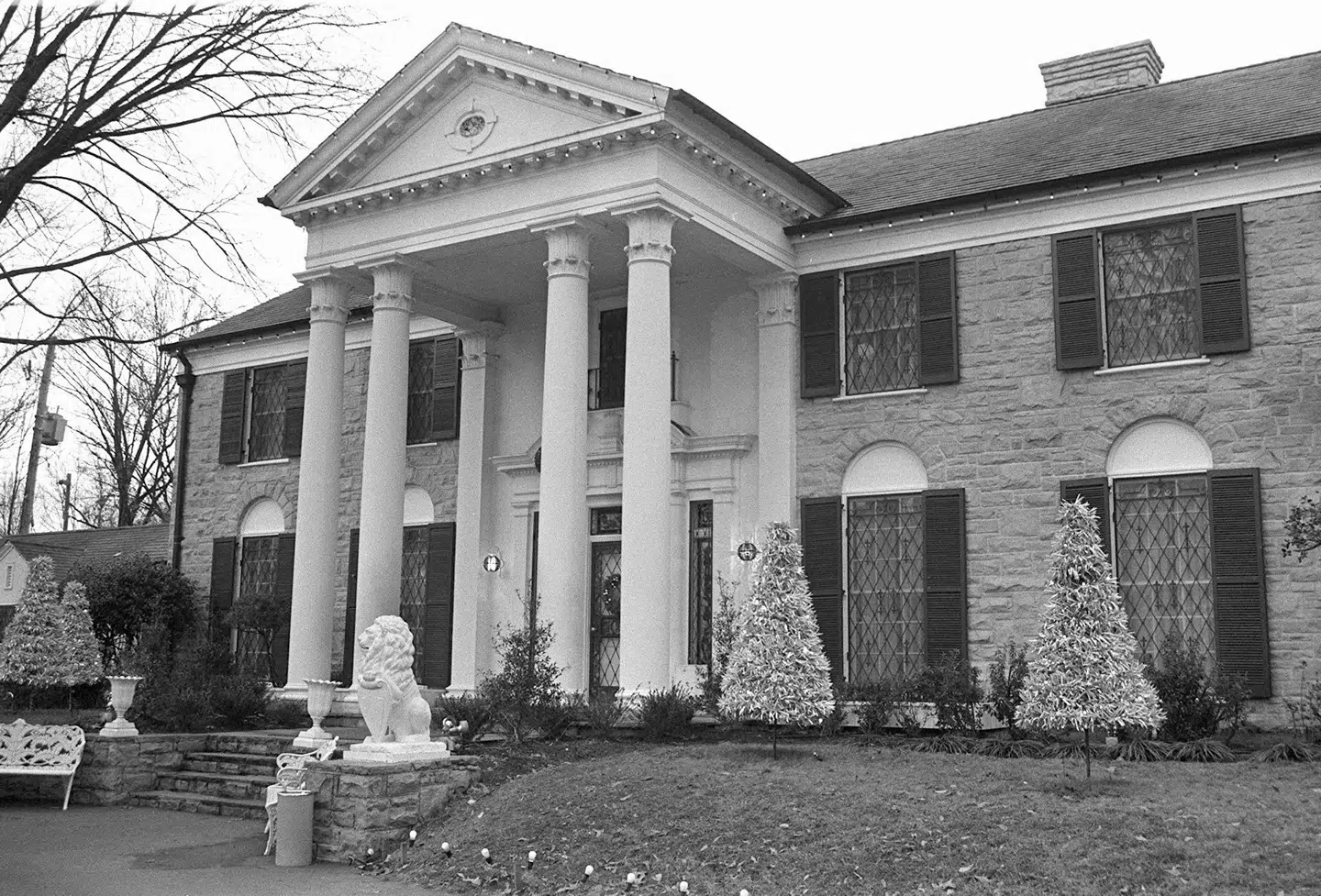 Udover den gigantiske mansion, var Graceland omkranset af 5,6 hektar land.