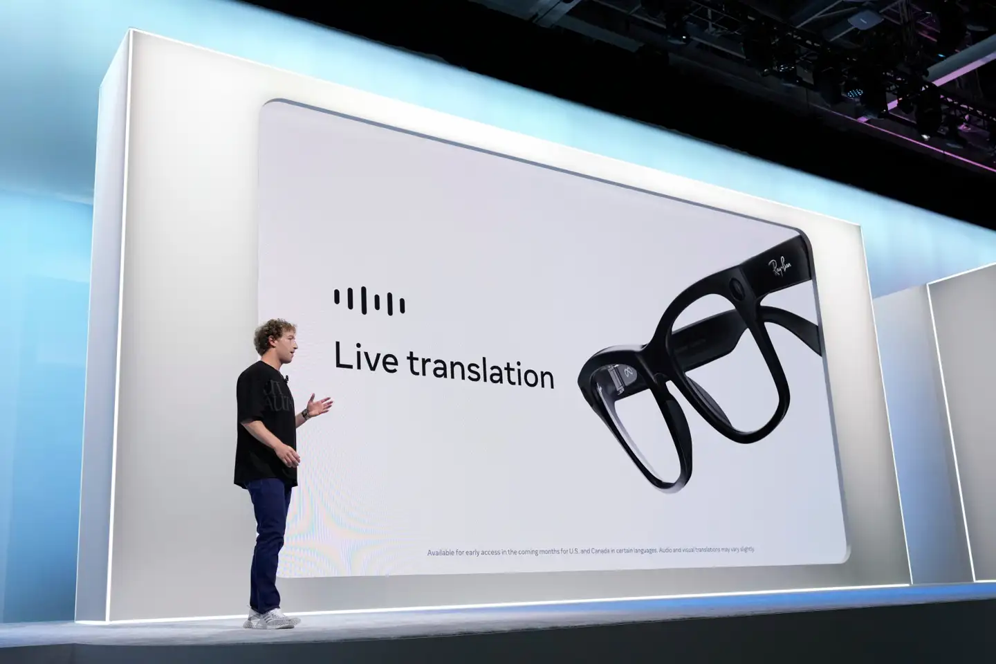 Facebook-stifter- og topchef Mark Zuckerberg præsenterede for halvanden måned siden Meta-koncernens nye Ray-Ban-briller med indbygget kunstig intelligens. Nu vil flere ind på markedet.