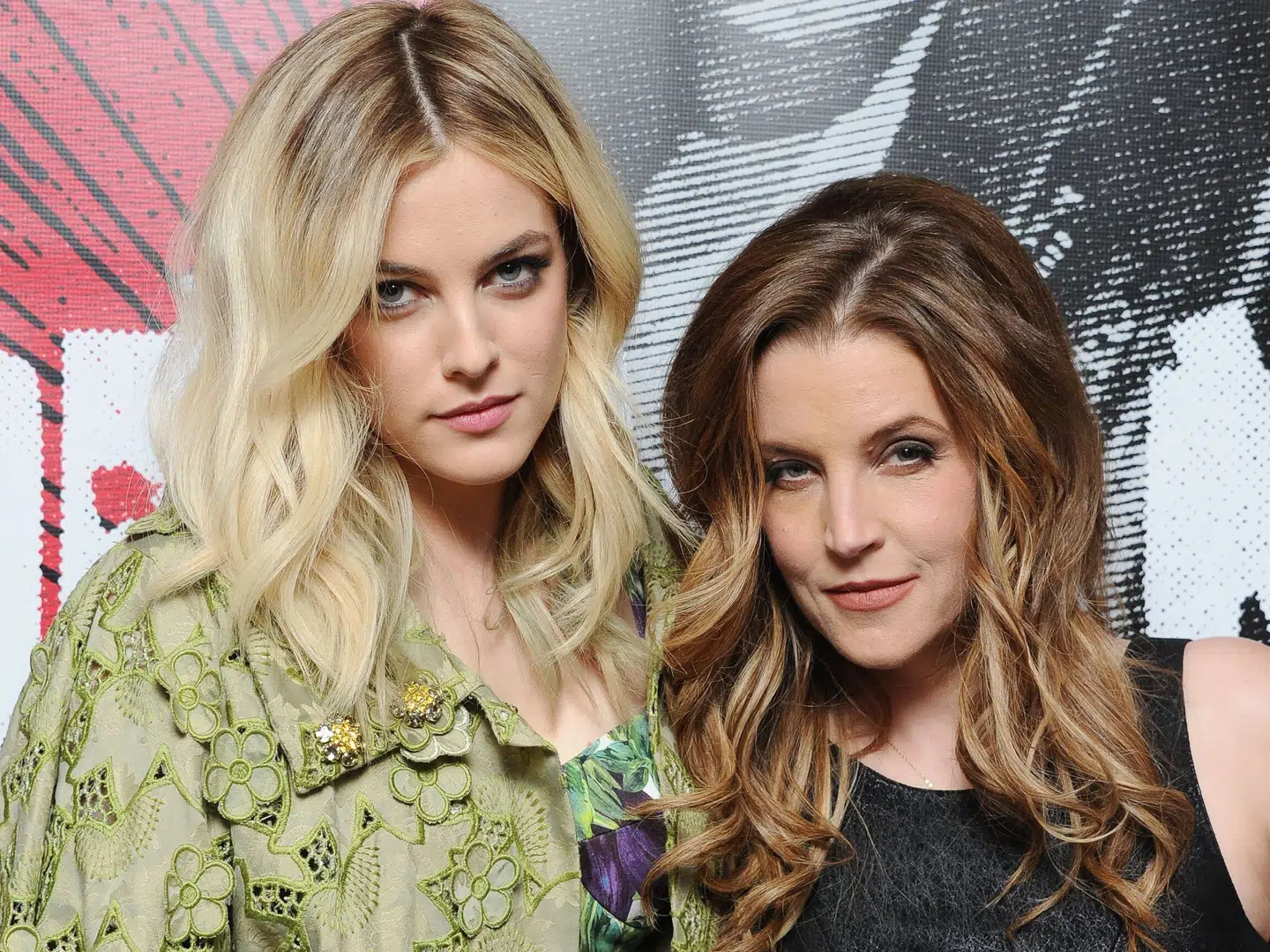 Lisa Marie Presley med datteren Riley Keough, som har fuldført og fået udgivet moderens erindringer.