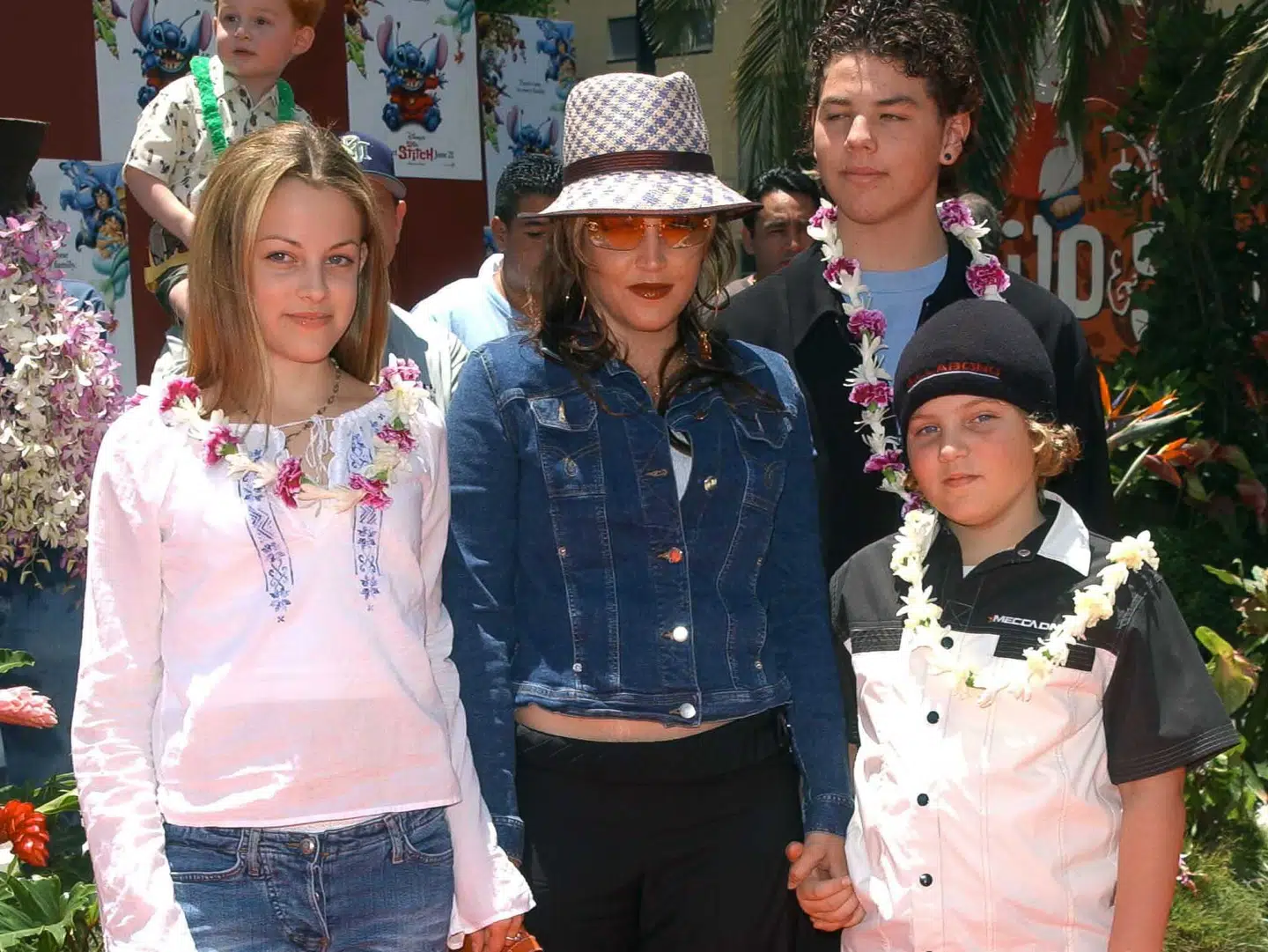 Lisa Marie Presley med børnene Ben og Riley. I baggrunden Navarone, som var hendes halvbror.