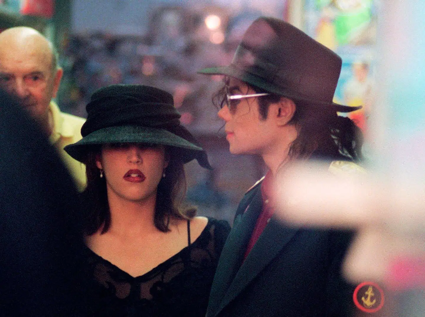 Paparazzierne var utrættelige i deres jagt på Michael Jackson. Her med Lisa Marie Presley.