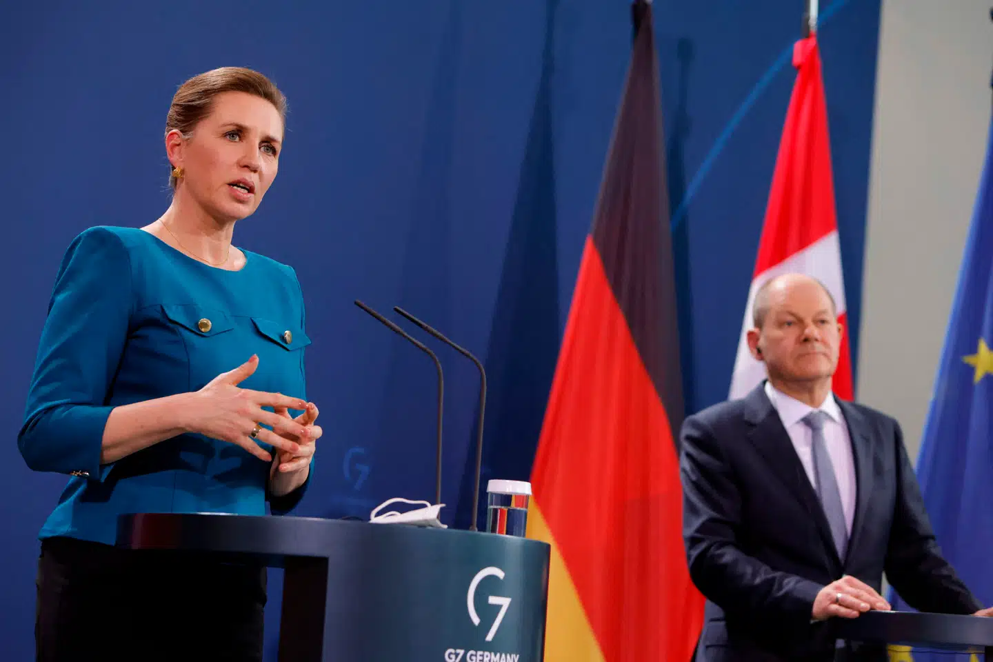 »Tysk økonomi er drivkraften i den europæiske økonomi,« siger kritikeren Wolfgang Münchau, der er aktuel med en ny bog om krisen i Tyskland, hvor regeringen denne uge kollapsede. En krise, der også vil få konsekvenser i Danmark, advarer han. Her ses Mette Frederiksen og Tysklands kansler, Olaf Scholz.