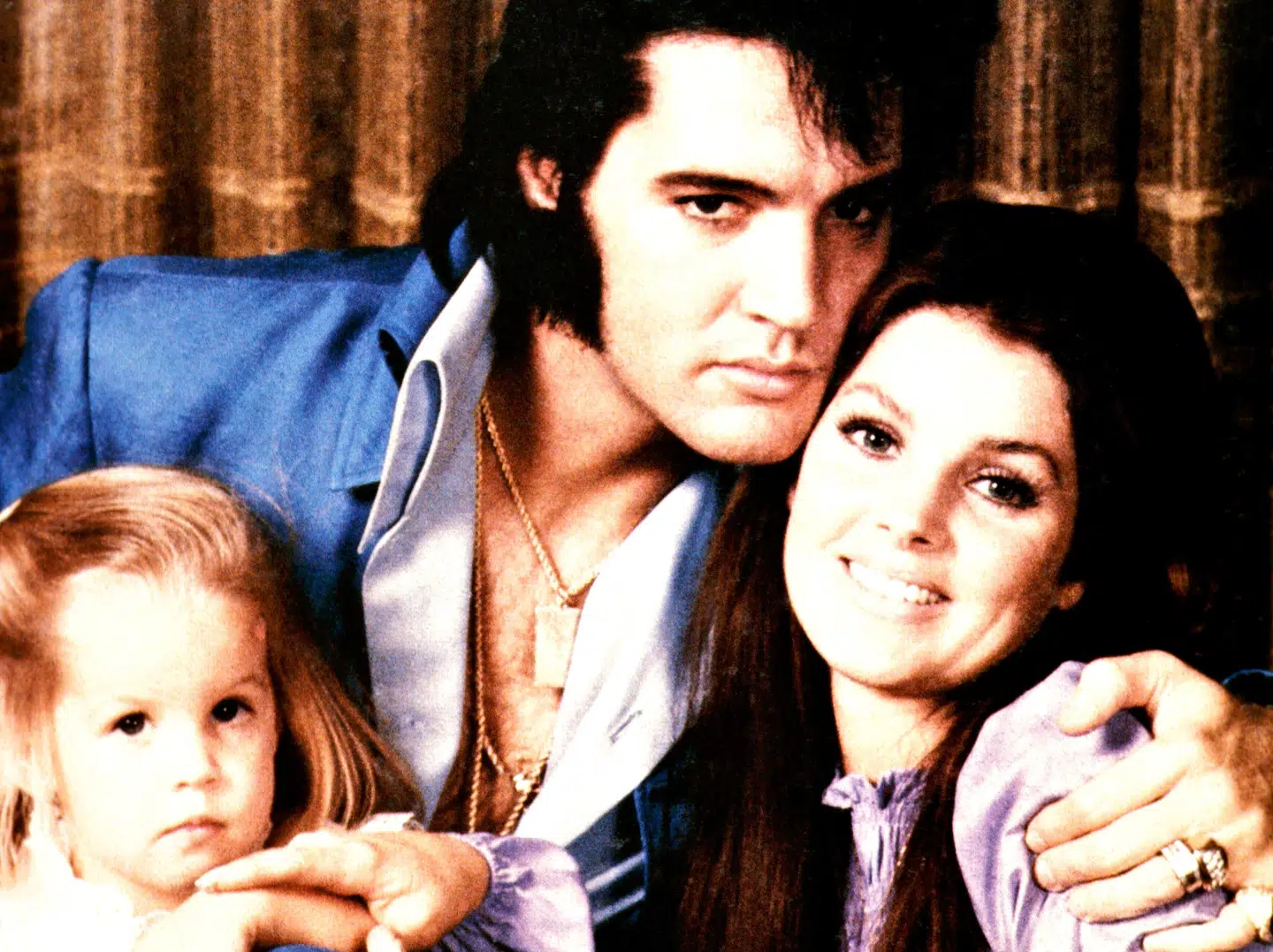 Lisa Marie Presley i favnen på sin elskede far.