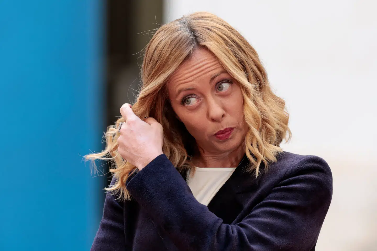 Flere af EUs store politiske familier vil blokere for Italiens premierminister Giorgia Melonis kommissærkandidat. Nu blander hun sig i magtopgøret.