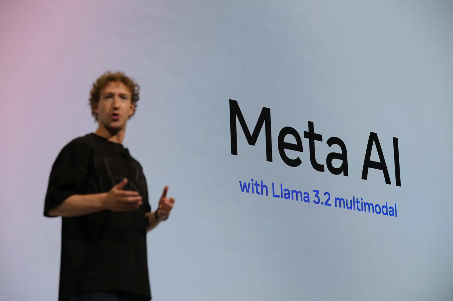 Meta, hvis stifter og øverste chef, Mark Zuckerberg, her præsenterer et af selskabets seneste tiltag, skal af med knap seks milliarder kroner i bøde til EU, medmindre en ankesag falder ud til Metas fordel. (Arkivfoto)