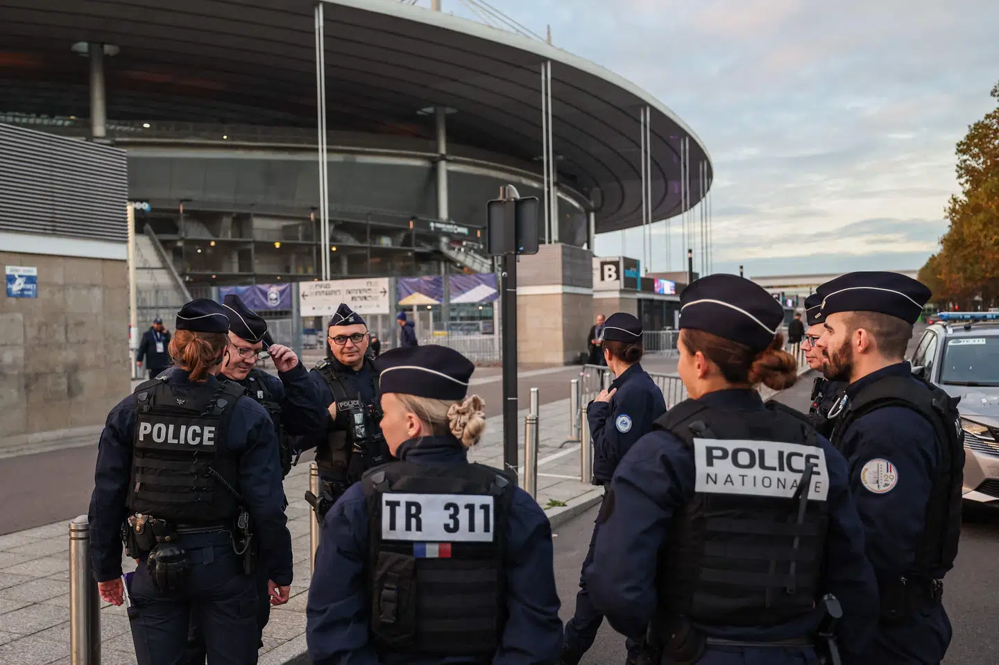 Et stort antal politifolk er torsdag sat ind ved stadionet Stade de France i det nordlige Paris. Torsdag aften er der fodboldkamp mellem landsholdene fra Frankrig og Israel.