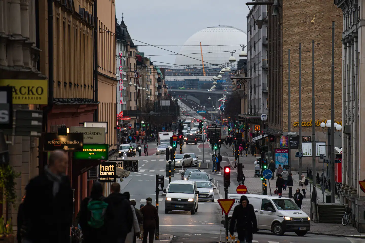 I Södermalm i Stockholm begik den i dag 37-årige Andreas Holm flere voldtægter. Han blev idømt fem års fængsel og fik forbud mod at besøge bydelen. Nu er han anholdt og mistænkt for at begå en ny voldtægt.