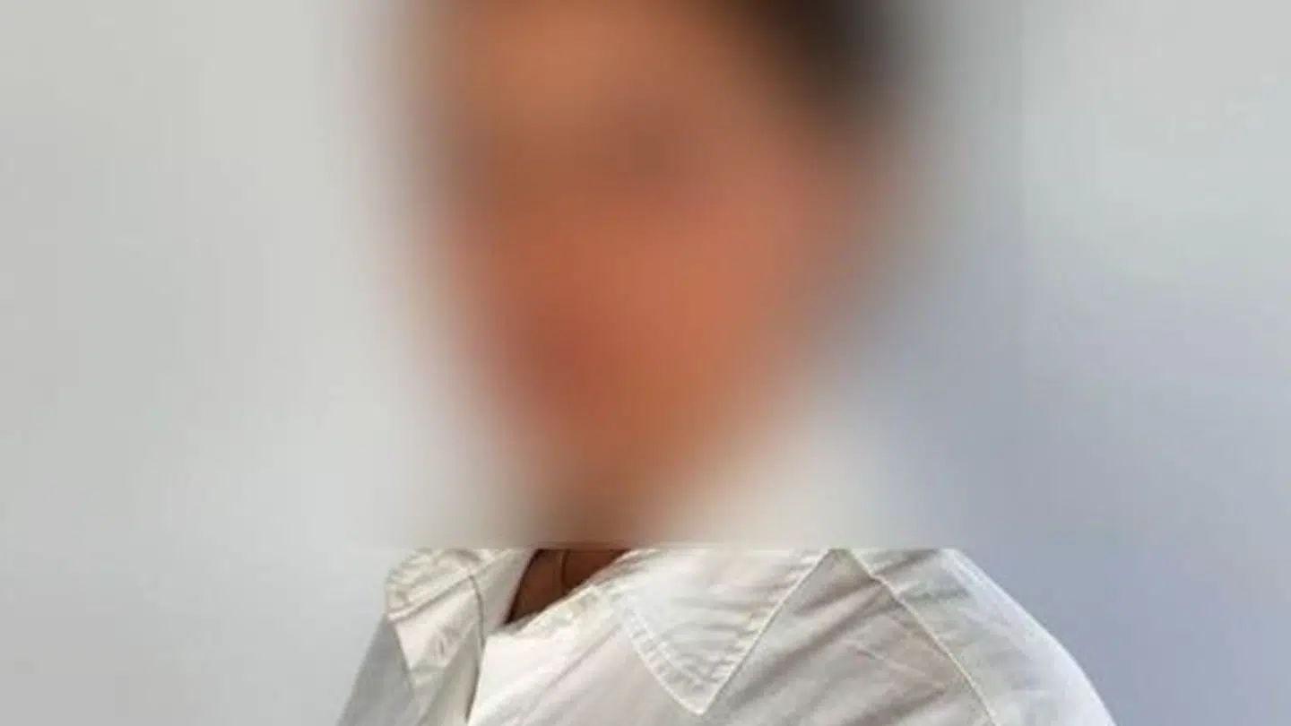 Sløret billede af den 30-årige sygeplejerske, der er en af to hovedpersoner i en opsigtsvækkende sag om intimafpresning. Den anden hovedperson er nemlig en unavngiven folketingspolitiker, hvis identitet ikke er så hemmelig blandt kollegerne på Christiansborg. Det fortæller Ole Birk Olesen (LA) i B.T.s mediepodcast Q&CO