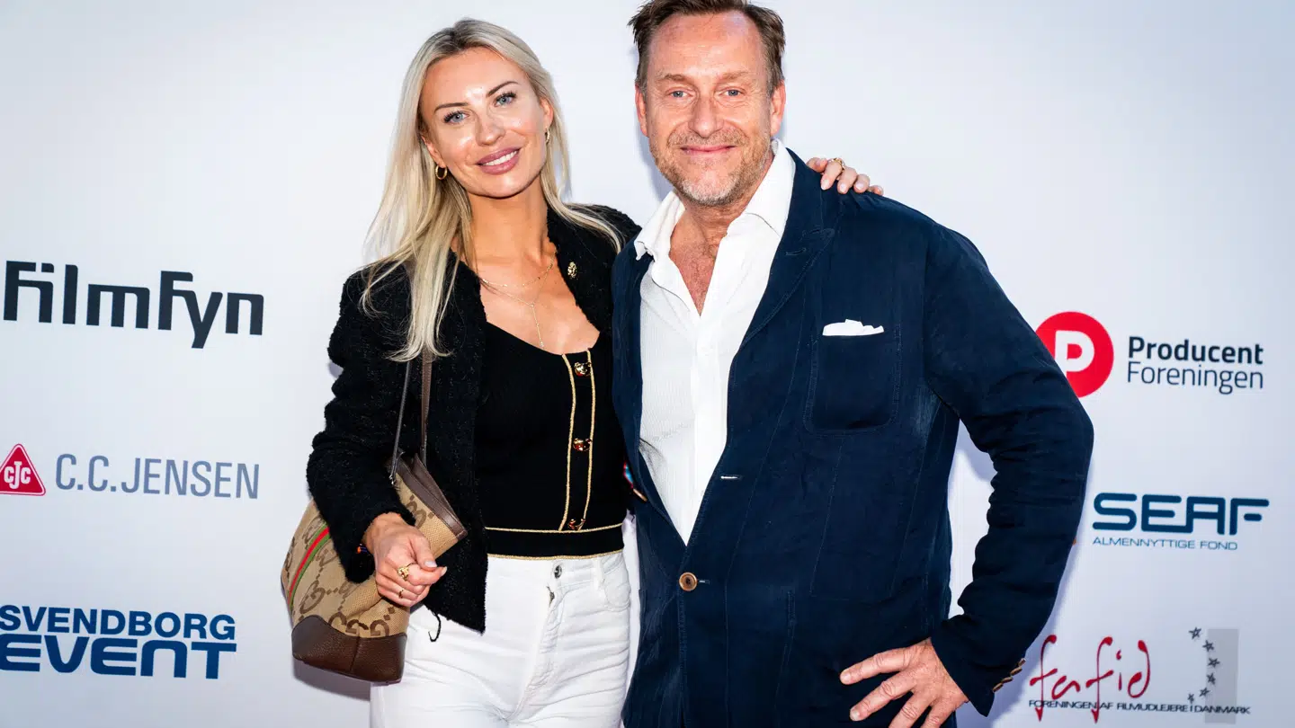 Katherine Diez og Adam Price ankommer på den røde løber til uddeling af filmprisen Svend Prisen i Krøyers Have i Svendborg, onsdag den 31. august 2022. (Foto: Ida Marie Odgaard/Ritzau Scanpix)