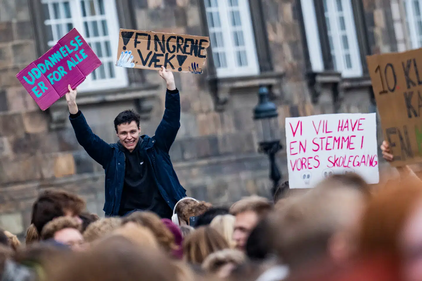 »Vi er meget kede af den måde, regeringen vil finansiere og rekruttere til den nye uddannelse,« skriver skribenterne om epx. Her strejker og demonstrerer gymnasieelever på Christiansborg Slotsplads i København 11. november på grund af planlagte besparelser.