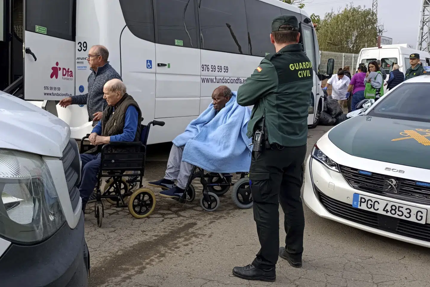 Borgere flyttes fra plejehjem efter brand.