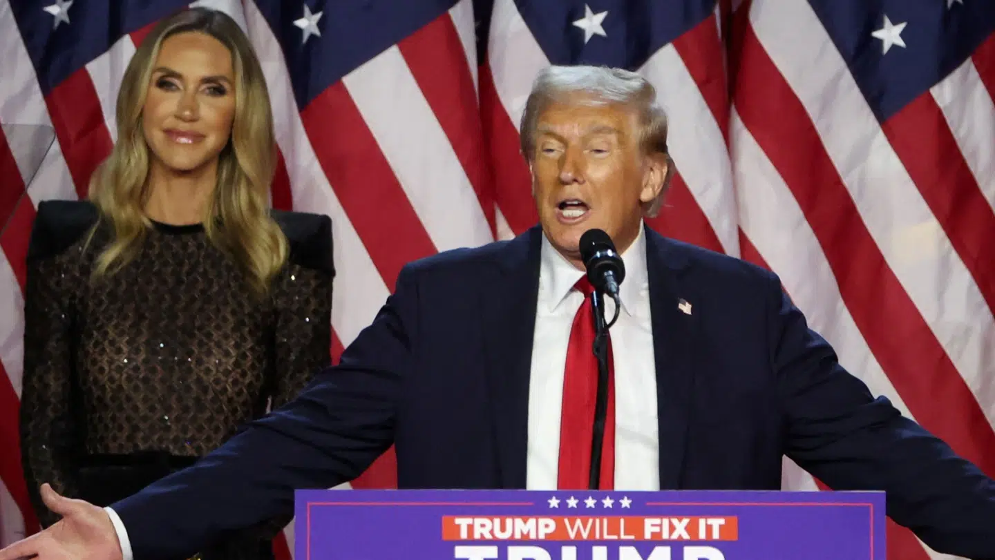 Donald Trump taler på scenen med svigerdatteren Lara Trump i baggrunden, som kan vise sig at blive en utrolig insider.