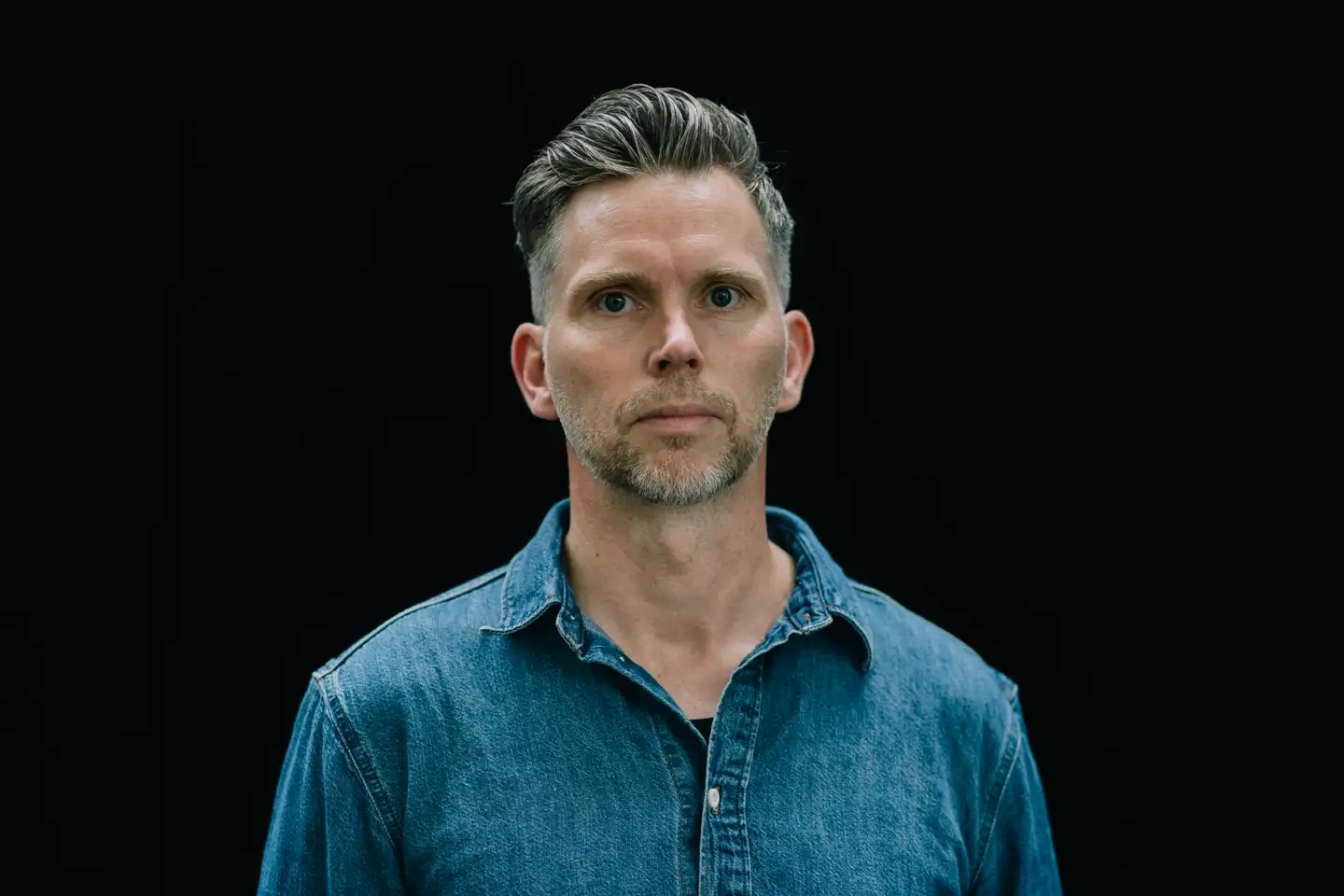 Juraprofessor Lasse Lund Madsen: »Set udefra har det karakter af, at NSK stiltiende har accepteret en slags de facto privatisering eller udlicitering af politimyndighed til TV 2s journalister, der også fungerede som en form for kildeførere for Smajic, alt imens Smajics kildeførere i NSK samtidig – og meget belejligt – kunne nyde godt af det indsamlede bevismateriale, som de altså ikke selv legalt ville kunne have fremskaffet i et lignende setup sammen med Amira Smajic.«