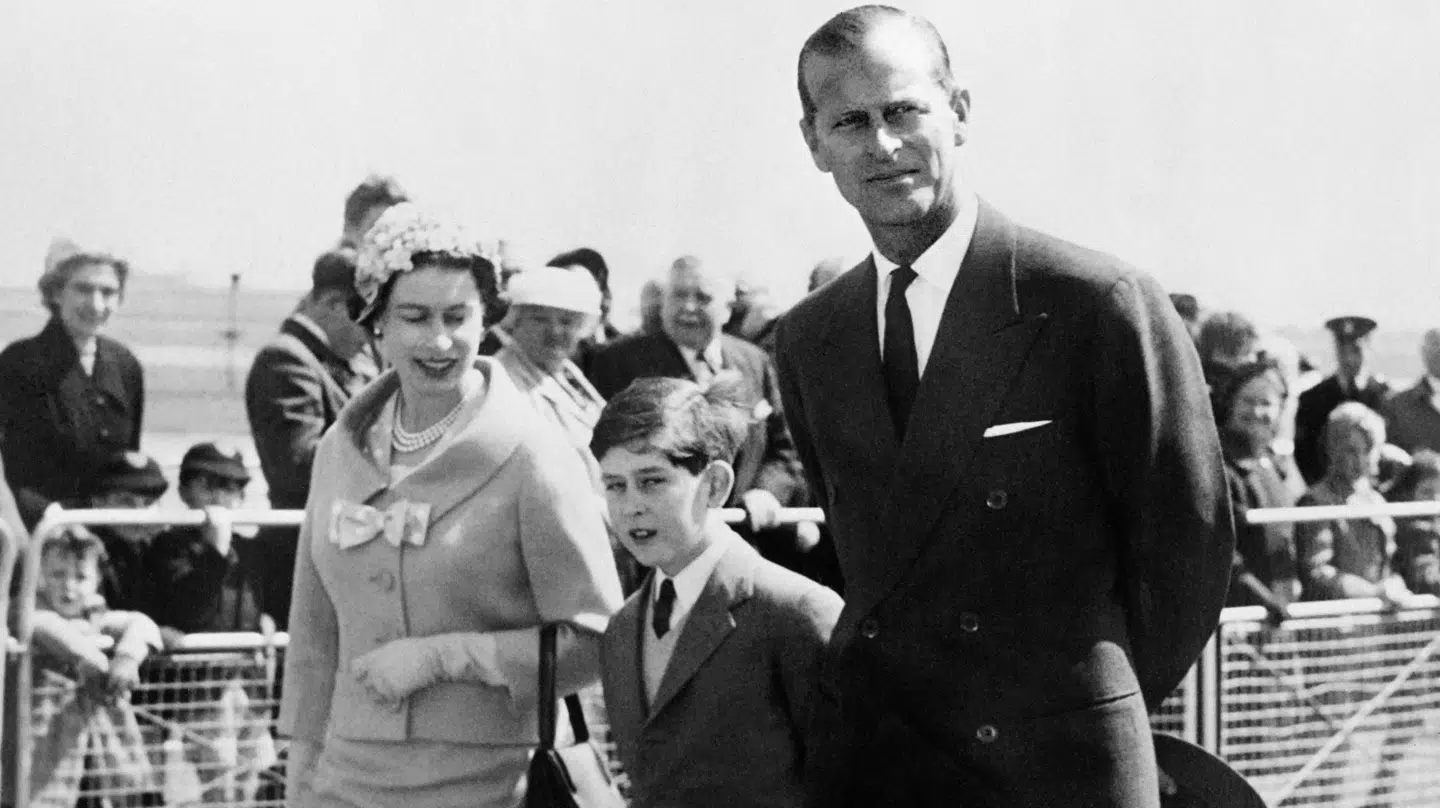 Prins Charles med sine forældre i 1956.