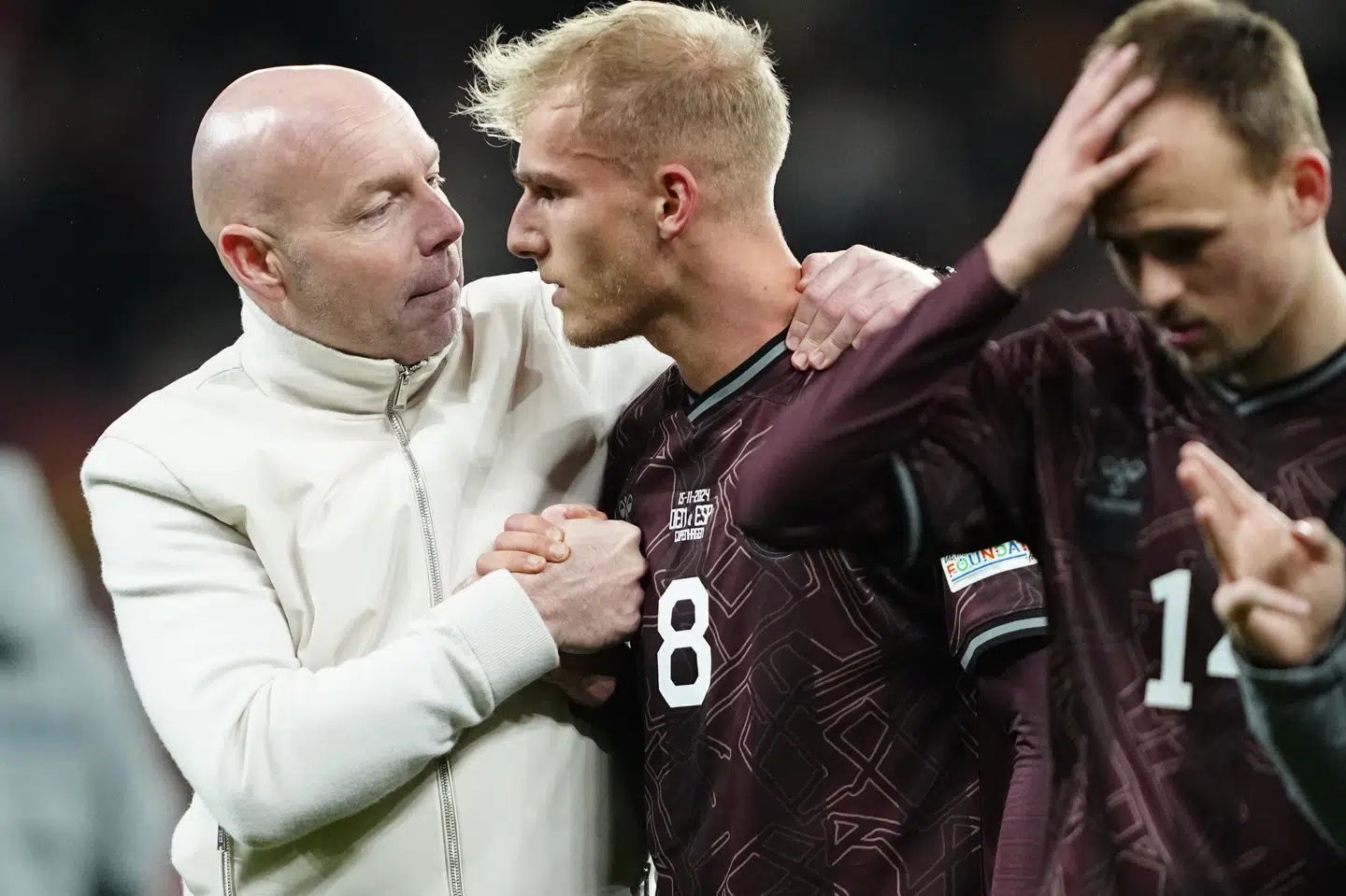 Gustav Isaksen, der scorede det danske mål, fik nogle opmuntrende bemærkninger fra landstræner Brian Riemer efter nederlaget på 1-2 til Spanien.