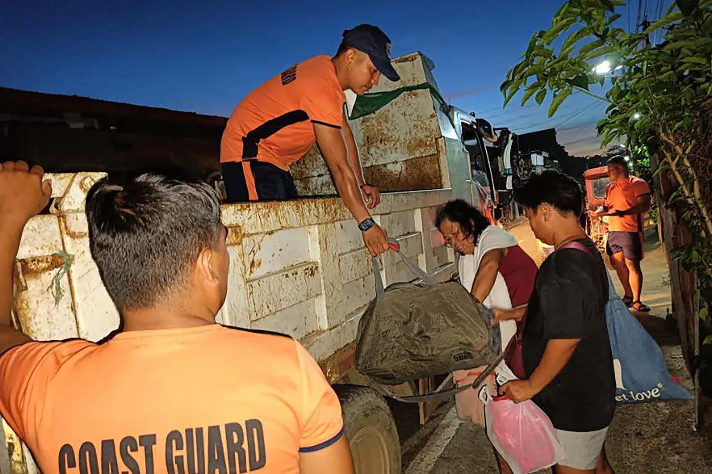 Den filippinske kystvagt hjælper natten til lørdag indbyggere i Virac, der ligger i provinsen Catanduanes, med at evakuere fra deres hjem forud for den kraftige tyfon Man-yis ankomst.