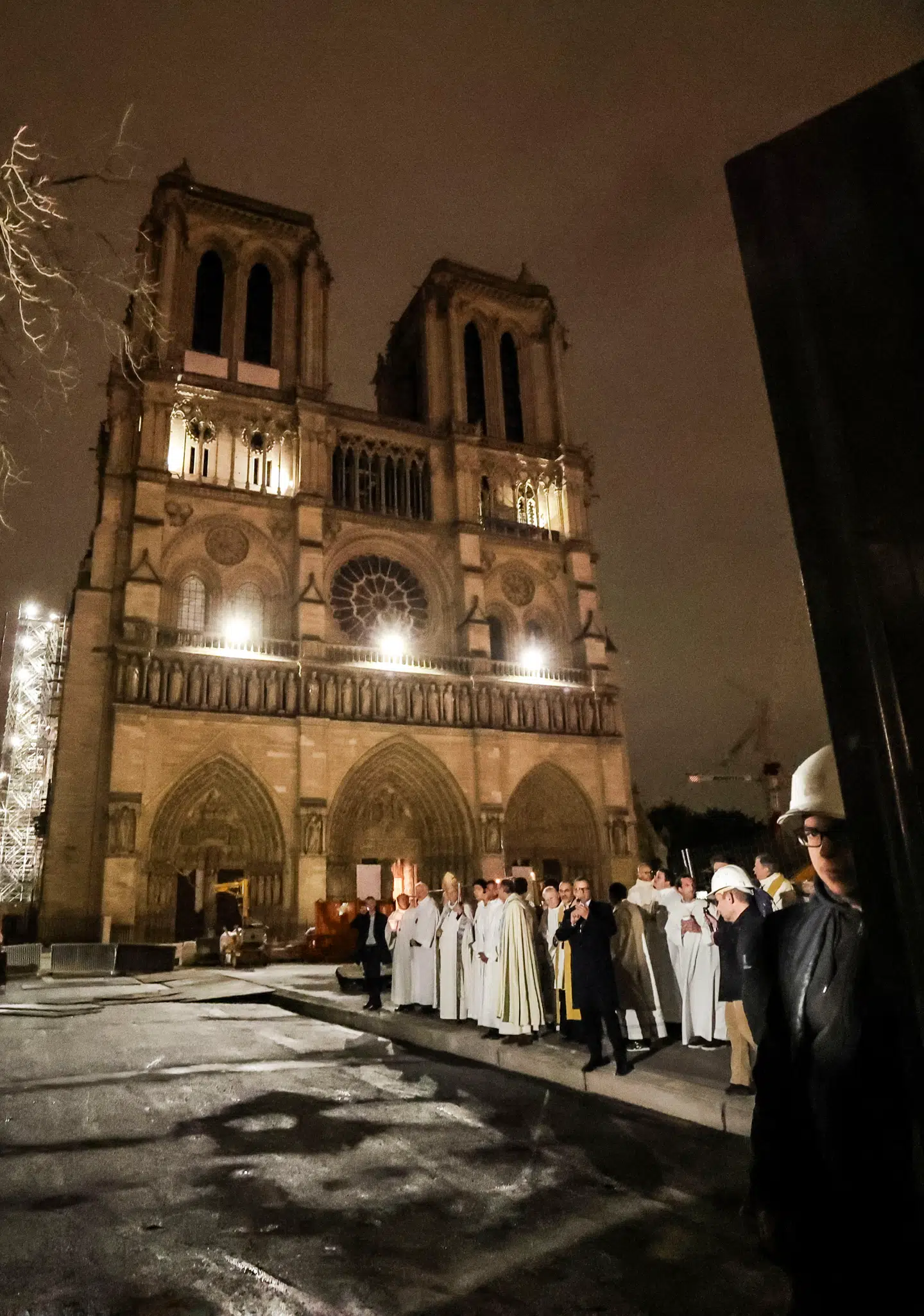 Statuen af Jomfru Maria overlevede på mirakuløs vis branden i Notre-Dame i 2019.