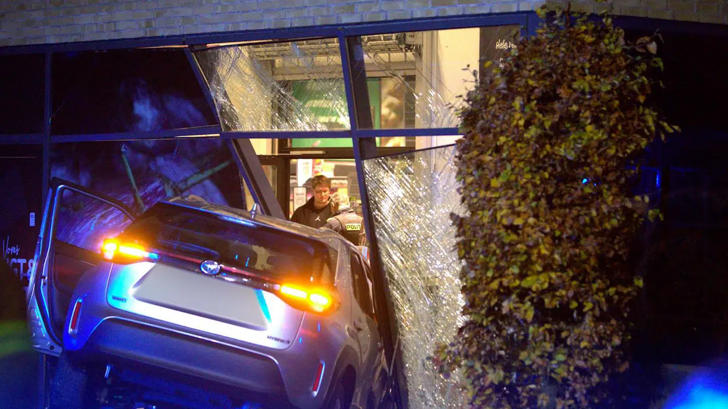 En bilist fandt fredag aften en noget alternativ indgang til Føtex i Dragør.