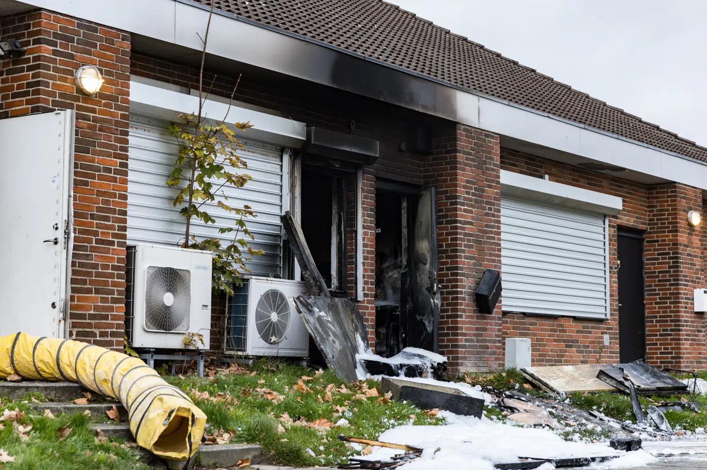 Et pizzeria brændte natten til lørdag ned i butikscenteret Brøndby Strand Centrum.