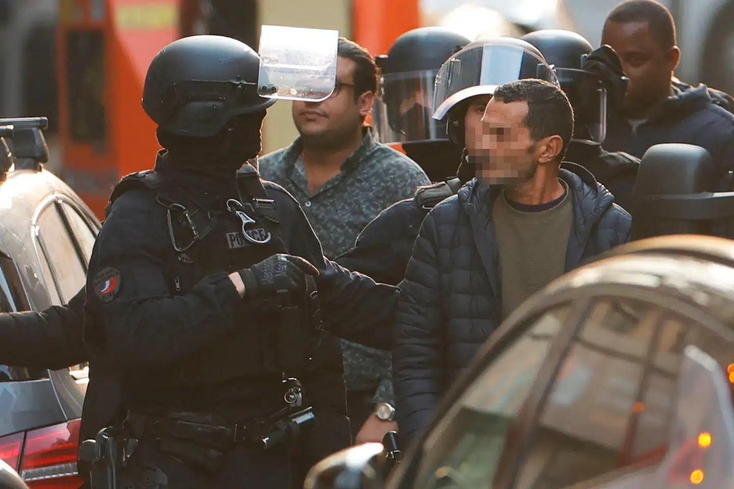 En stor politiaktion i det sydlige Paris endte lørdag uden tilskadekomne, efter en mand holdt fire restaurantansatte som gidsler.