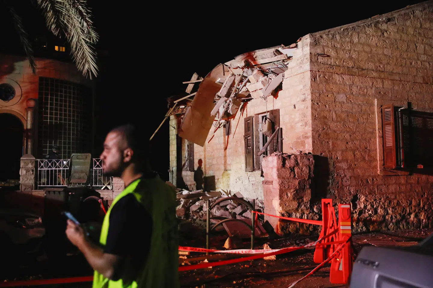 Den militante libanesiske Hizbollah-bevægelse har taget skylden for flere raketangreb mod Israel lørdag, som gruppen hævder at have rettet mod militære anlæg og en flådebase i Haifa. Flere steder har raketterne forårsaget ødelæggelse, men ingen meldes dræbt.