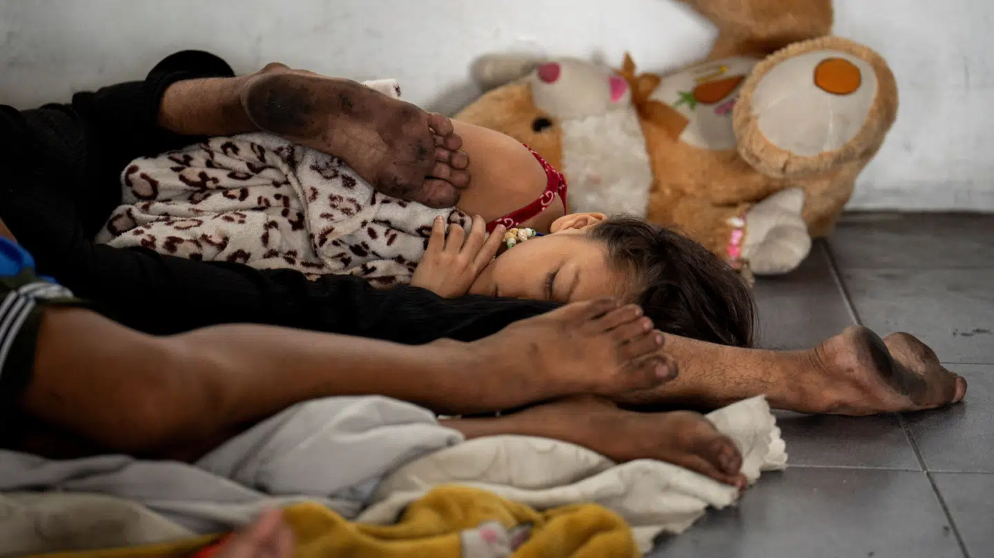Mennesker sover i et evakueringscenter forud for den voldsomme tyfons landgang i Filippinerne.