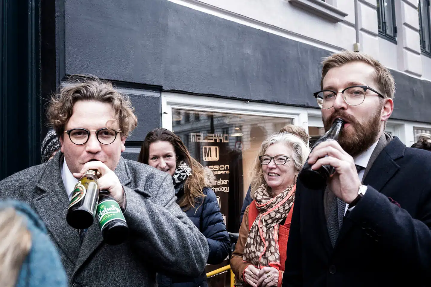 Da »Den Korte Radioavis« sendte for sidste gang, mødte en masse af programmets faste lyttere op for at hylde programmet. Værterne Frederik Cilius (tv.) og Rasmus Bruun inviterede efterfølgende alle de fremmødte på øl på bodegaen Café Stjernen.