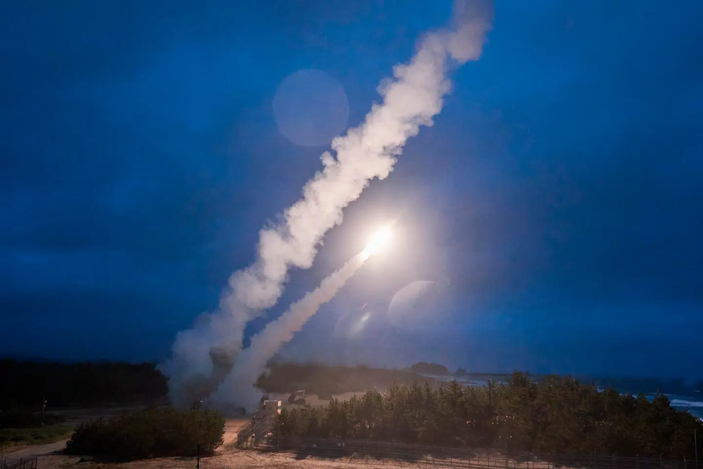 De langtrækkende missiler af typen ATACMS har Biden-regeringen nu tilladt Ukraine at bruge på russisk territorie, skriver The Washington Post. Her ses et billede af missiltypen i Sydkorea fra 2022.