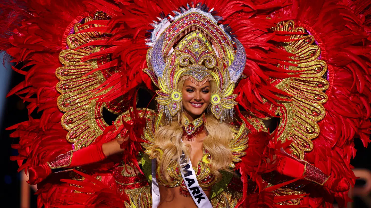 Her ses Victoria Kjær Theilvig i sit vikingekostume.