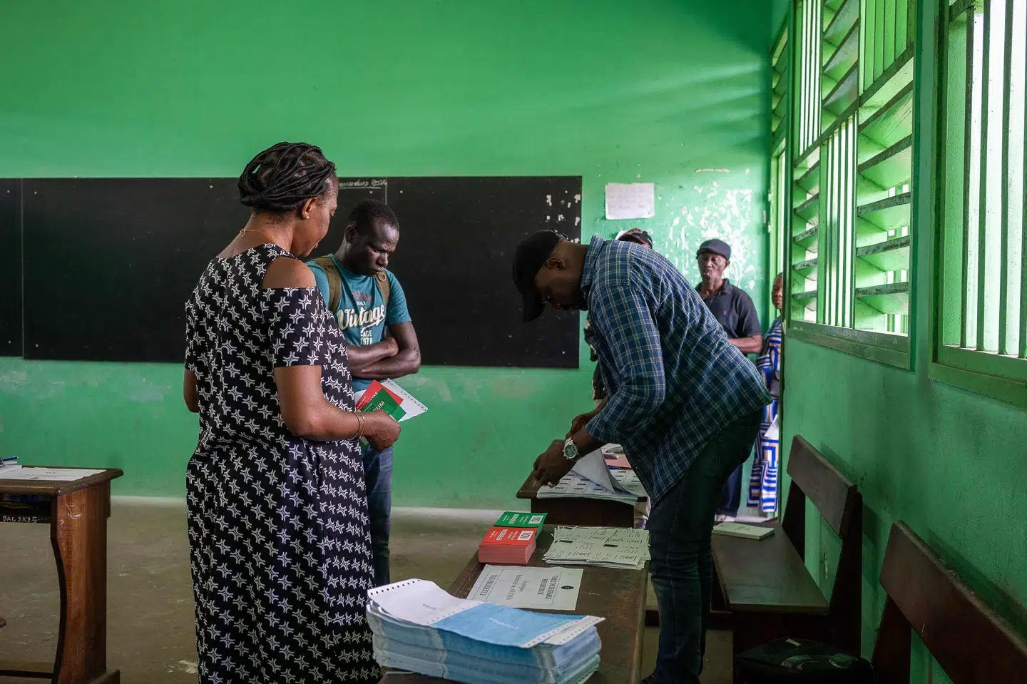 Lørdag stemte stemmeberettigede gabonesere om, hvorvidt de ville godkende juntaregeringens forslag til en forfatningen. Afstemningen foregik ved, at den enkelte vælger skulle aflevere enten en rød eller grøn seddel i en kuvert, afhængende af om de ville stemme ja eller nej til forfatningen.