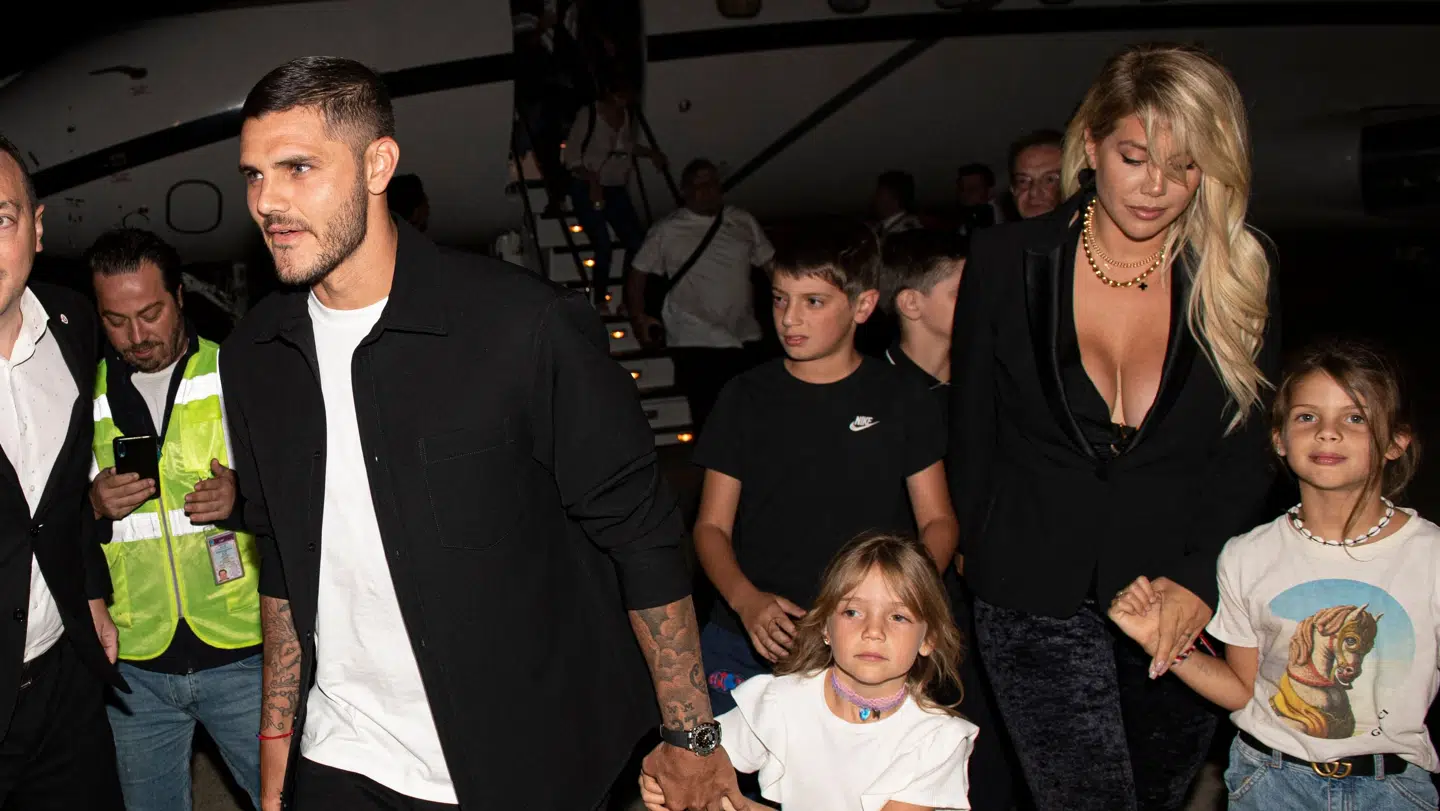Mauro Icardi, Wanda Nara og deres børn. This handout photograph taken and released on September 8, 2022 shows Paris Saint-Germain's Argentinian forward Mauro Icardi (L) and his wife, Argentinian actress Wanda Nara (R), arriving at the Ataturk Airport in Istanbul. Galatasaray SK / Galatasaray Press Office / AFP
