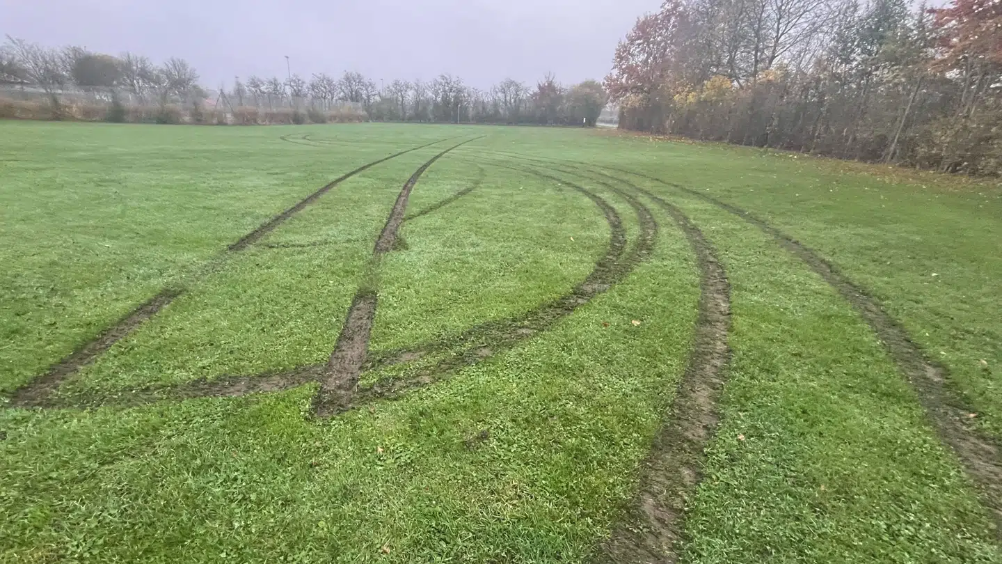 Bilisterne, der de sidste to fredage har kørt rundt på Gislinge BK's fodboldbaner, har efterladt sig tydelige spor.