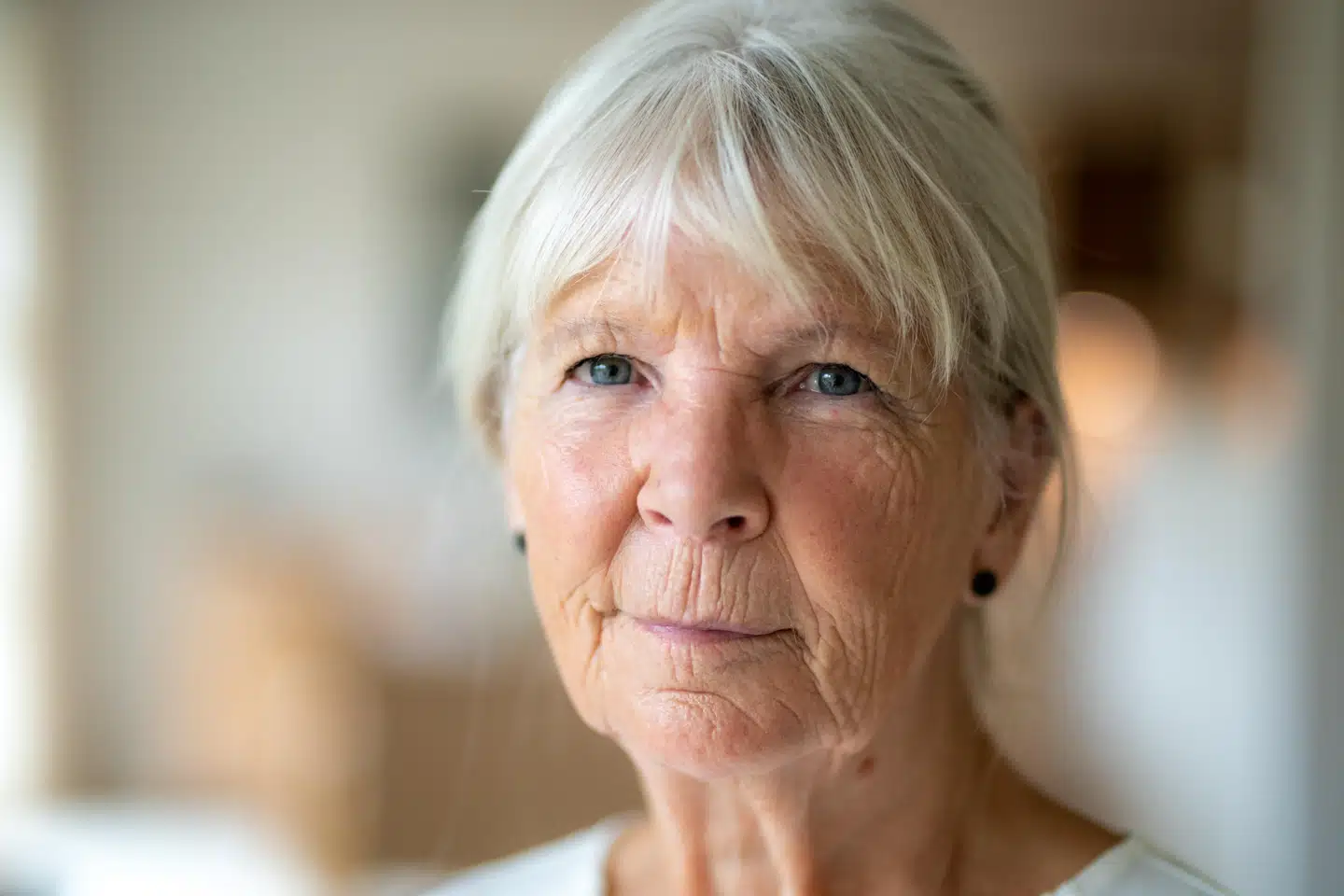 »Mange ældre ser det som en stor ulempe, at de med den digitale udvikling mister den personlige kontakt til det offentlige. Mennesker vil gerne møde mennesker, og derfor er det nødvendigt, at vi ældre kan komme til at tale med et menneske ud over de digitale selvhjælpsløsninger,« skriver Lilian Zøllner. Foto: Marlene Zøllner-Manly