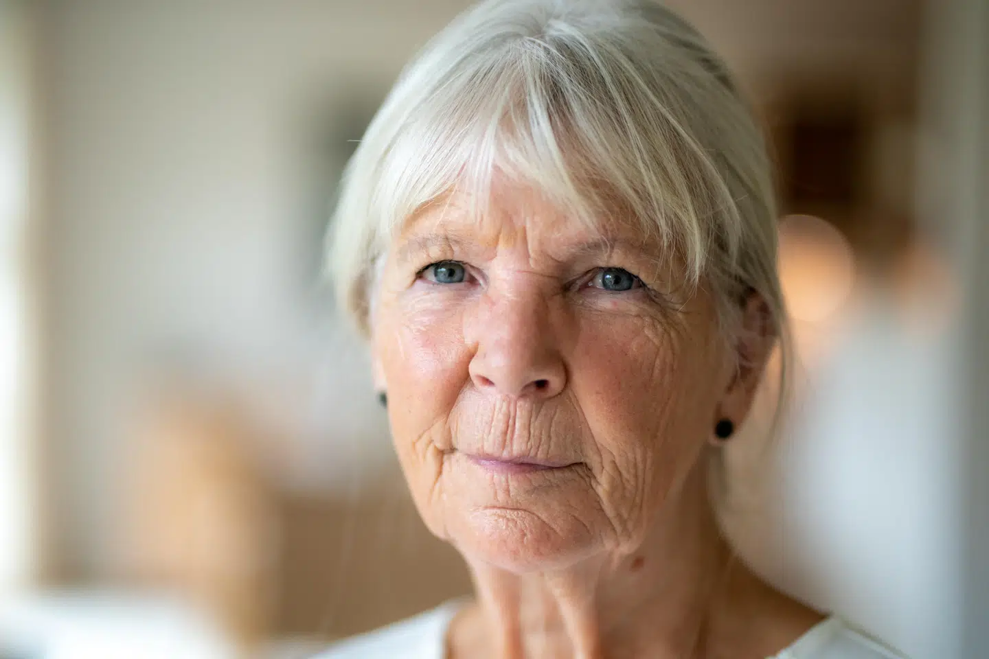 »Mange ældre ser det som en stor ulempe, at de med den digitale udvikling mister den personlige kontakt til det offentlige. Mennesker vil gerne møde mennesker, og derfor er det nødvendigt, at vi ældre kan komme til at tale med et menneske ud over de digitale selvhjælpsløsninger,« skriver Lilian Zøllner. Foto: Marlene Zøllner-Manly