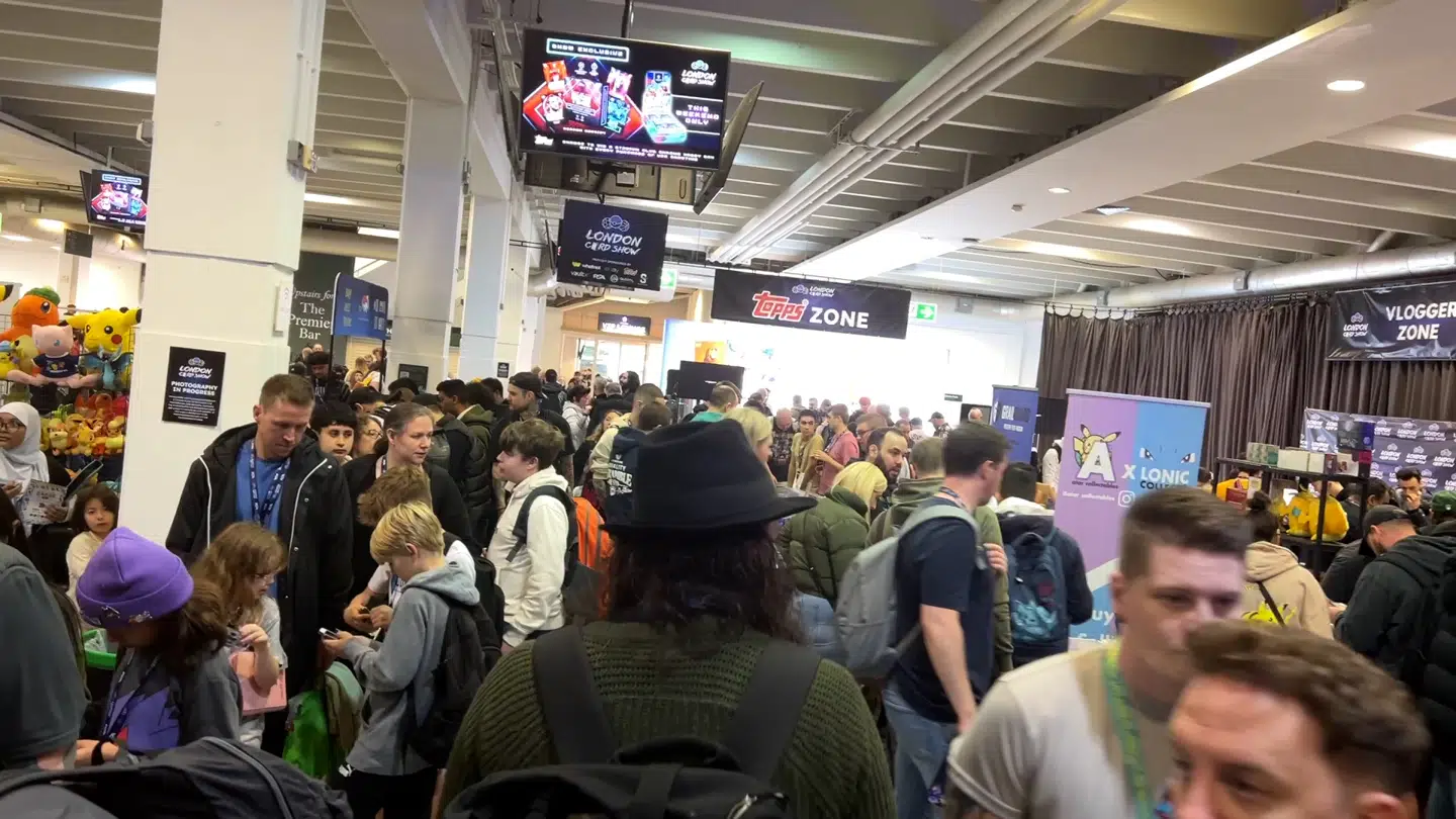 Flere end 10.000 mennesker mødte op i London for at deltage i 'Nordic Card Show.' Gamere og fodboldfans samledes.