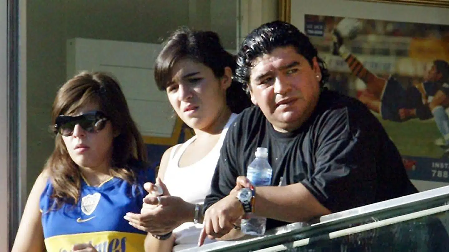 Diego Maradona med døtrene Giannina og Dalma (tv.) i 2005.