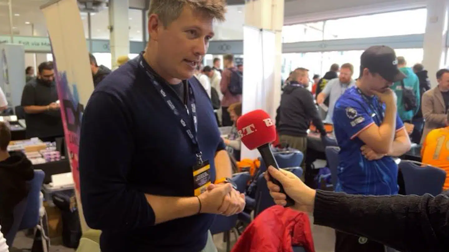 Morten er en af de forhandlere, B.T. møder på kortmessen i London. Han har solgt kort på 12. sæson.