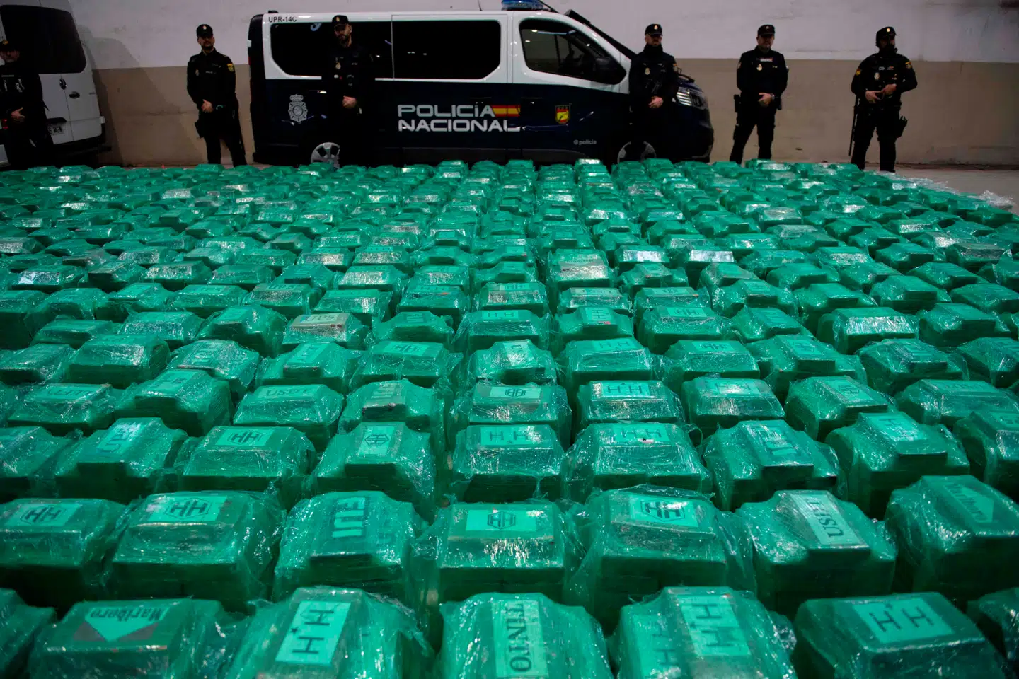 Betjente fra Policia Nacional bevogter en rekordstor fangst på 13 ton kokain, der i oktober blev beslaglagt på havnen i Algeciras. Kort efter slog korpset til mod en af sine egne topchefer, der stod i ledtog med narkosmuglerne.