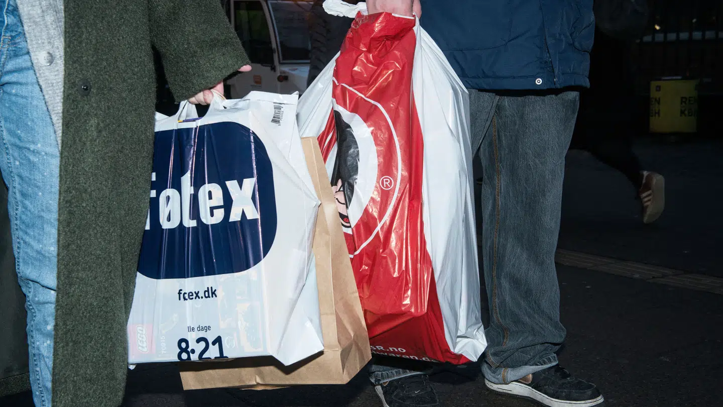 Julehandlen byder i år på ekstra skarpe priser, for det er altafgørende for dagligvarekæderne, at de får lokket folk ind i butikkerne. Arkivfoto. (Foto: Sarah Christine Nørgaard/Scanpix 2017)