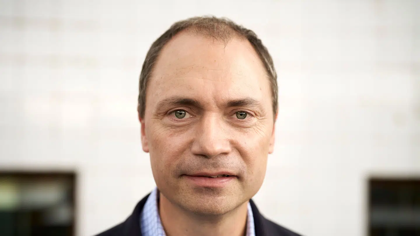 Tommy Ahlers er serieiværksætter, tidligere undervisningsminister og løve i Løvens Hule – nu er han klar med sin selvbiografi.