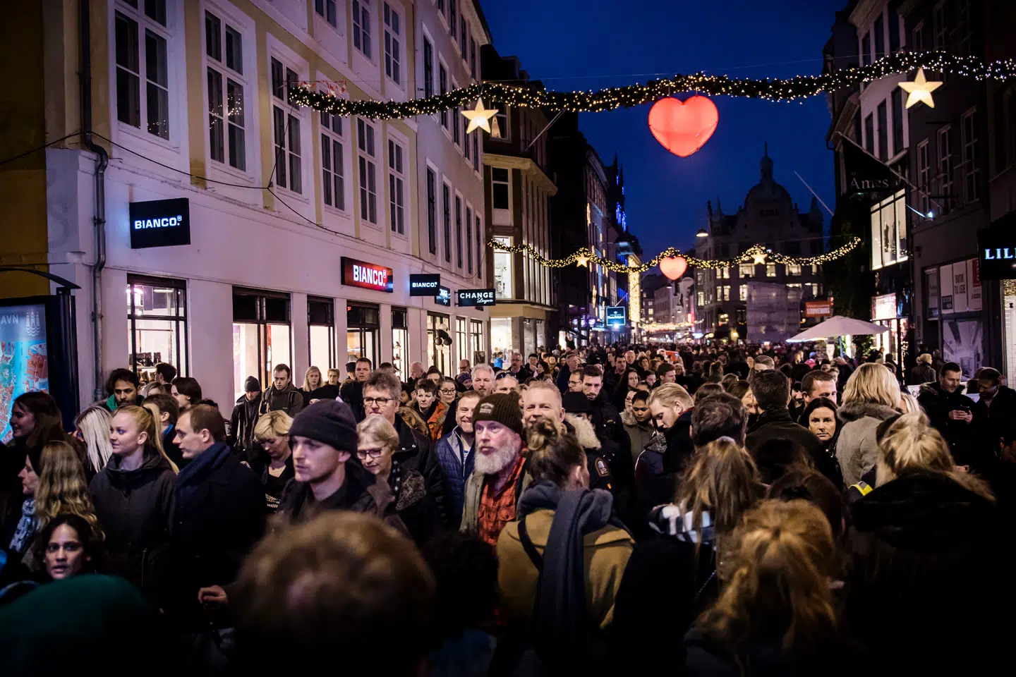 »Endnu en gang ser vi et forslag, der under dække af klimaets navn blot vil udvide statens beføjelser til udøvelse af politisk smagsdommeri på bekostning af den personlige frihed,« skriver Rune Møller Christensen. Her ses travlhed og julestemning på Strøget i København. Arkivfoto: Thomas Lekfeldt