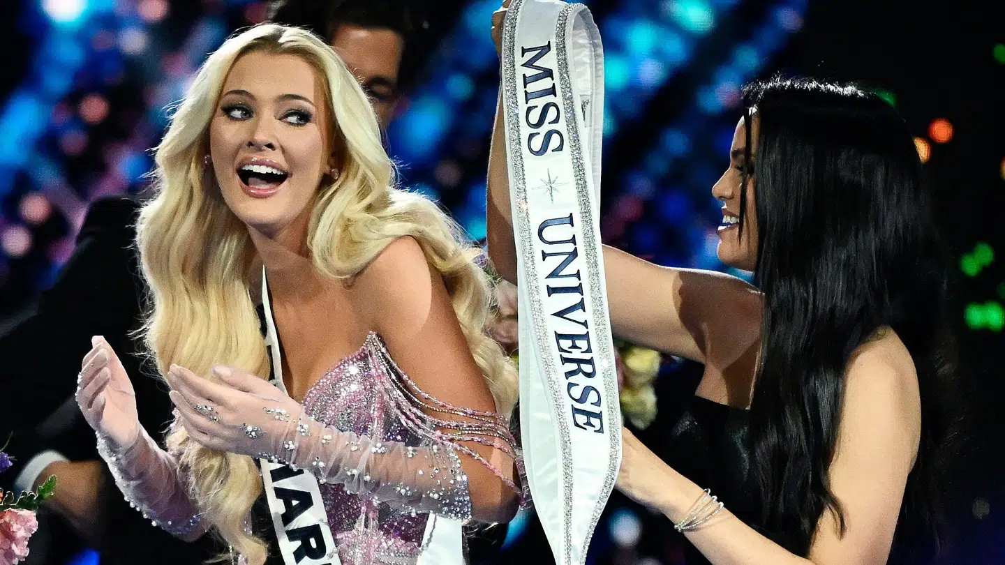 Victoria Kjær Theilvig (tv.) blev i weekenden kåret til Miss Universe som den første dansker nogensinde.