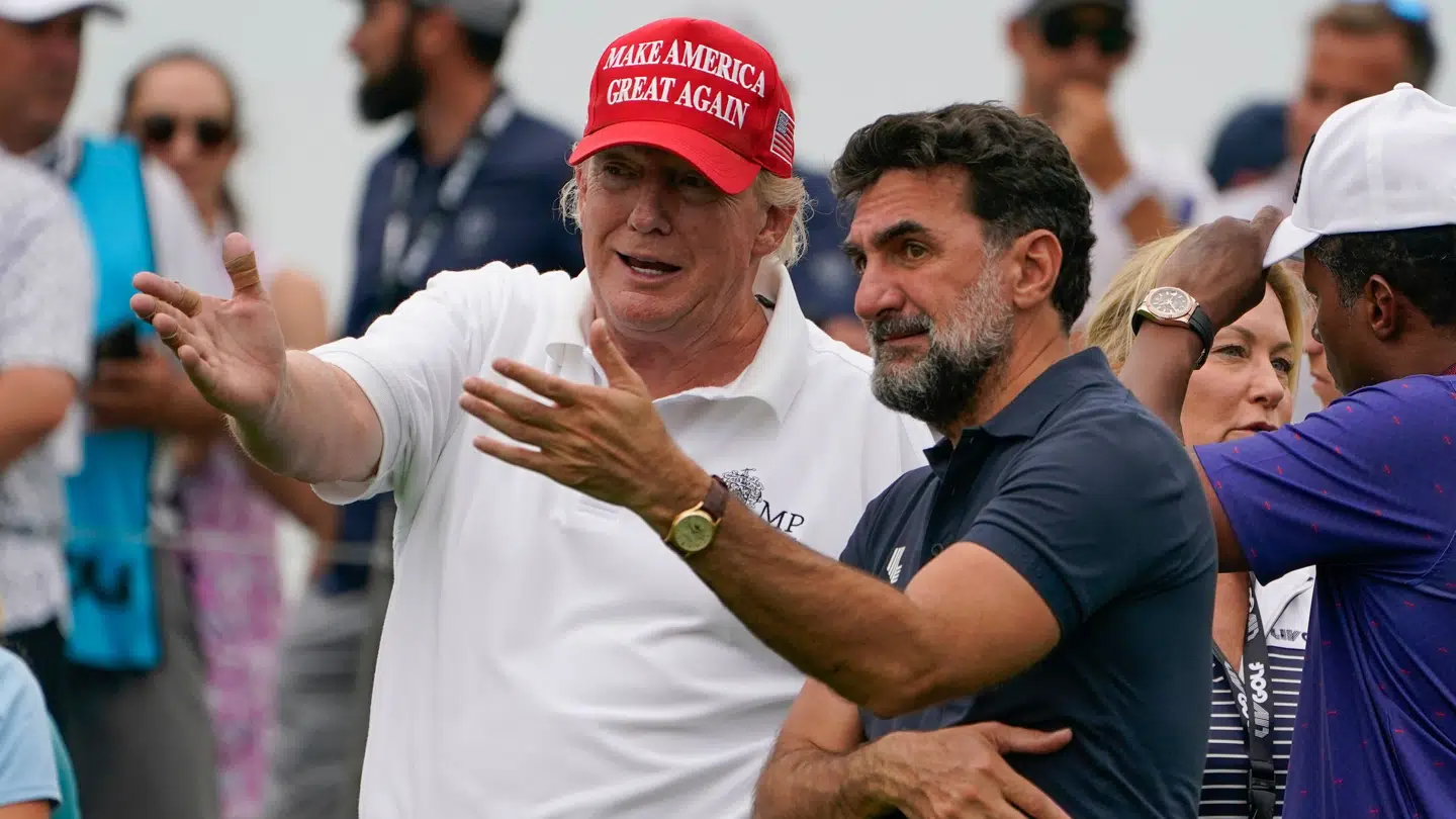 Donald Trump med Yasir Al-Rumayyan ved en LIV Golf-turnering på Trumps Bedminster-golfbane i 2022.
