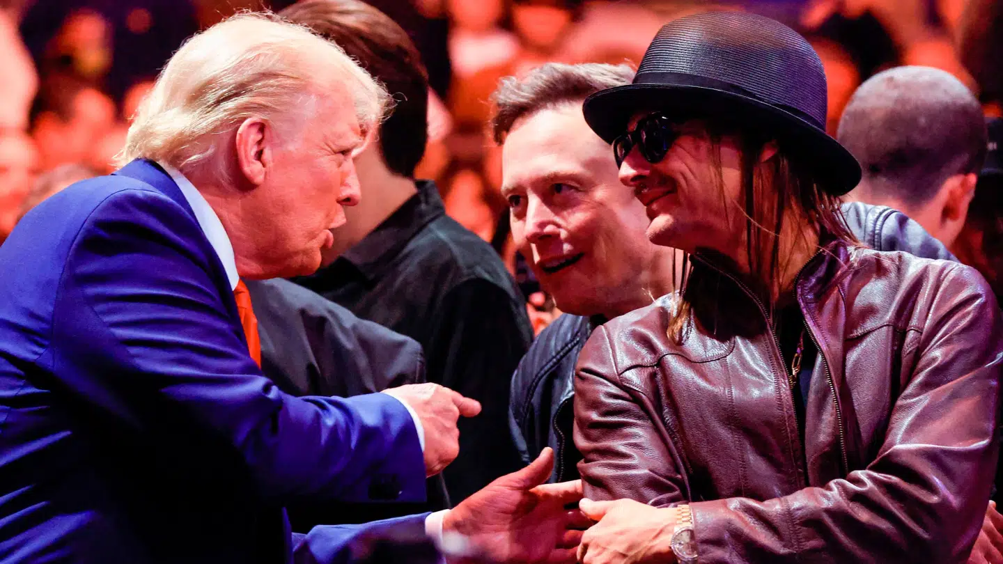 Det var ikke kun Yasir Al-Rumayyan, som Donald Trump brugte tid sammen med ved UFC-stævnet lørdag. Her er det musikeren Kid Rock og milliardæren Elon Musk.