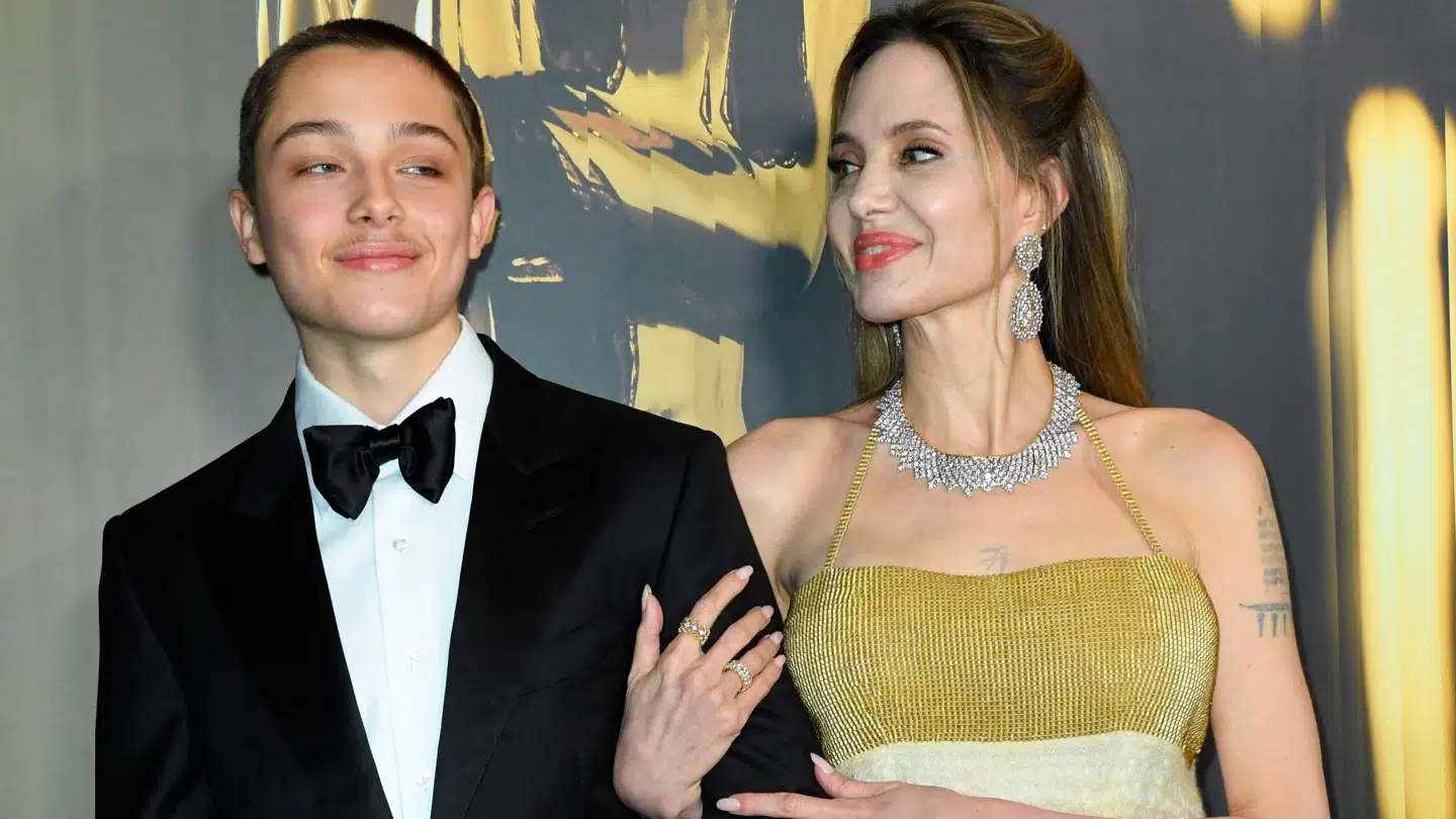 Angelina Jolie kigger smilende på sønnen Knox Jolie-Pitt, der for en gangs skyld er med på den røde løber.