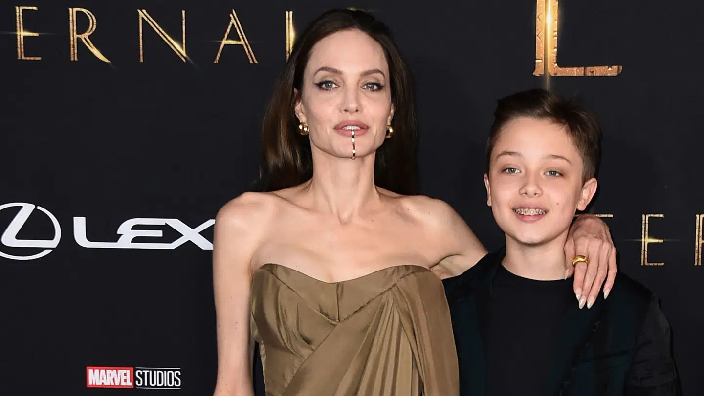 Angelina Jolie og Knox Jolie-Pitt i forbindelse med premieren på Marvel-filmen 'Eternals' i oktober 2021.