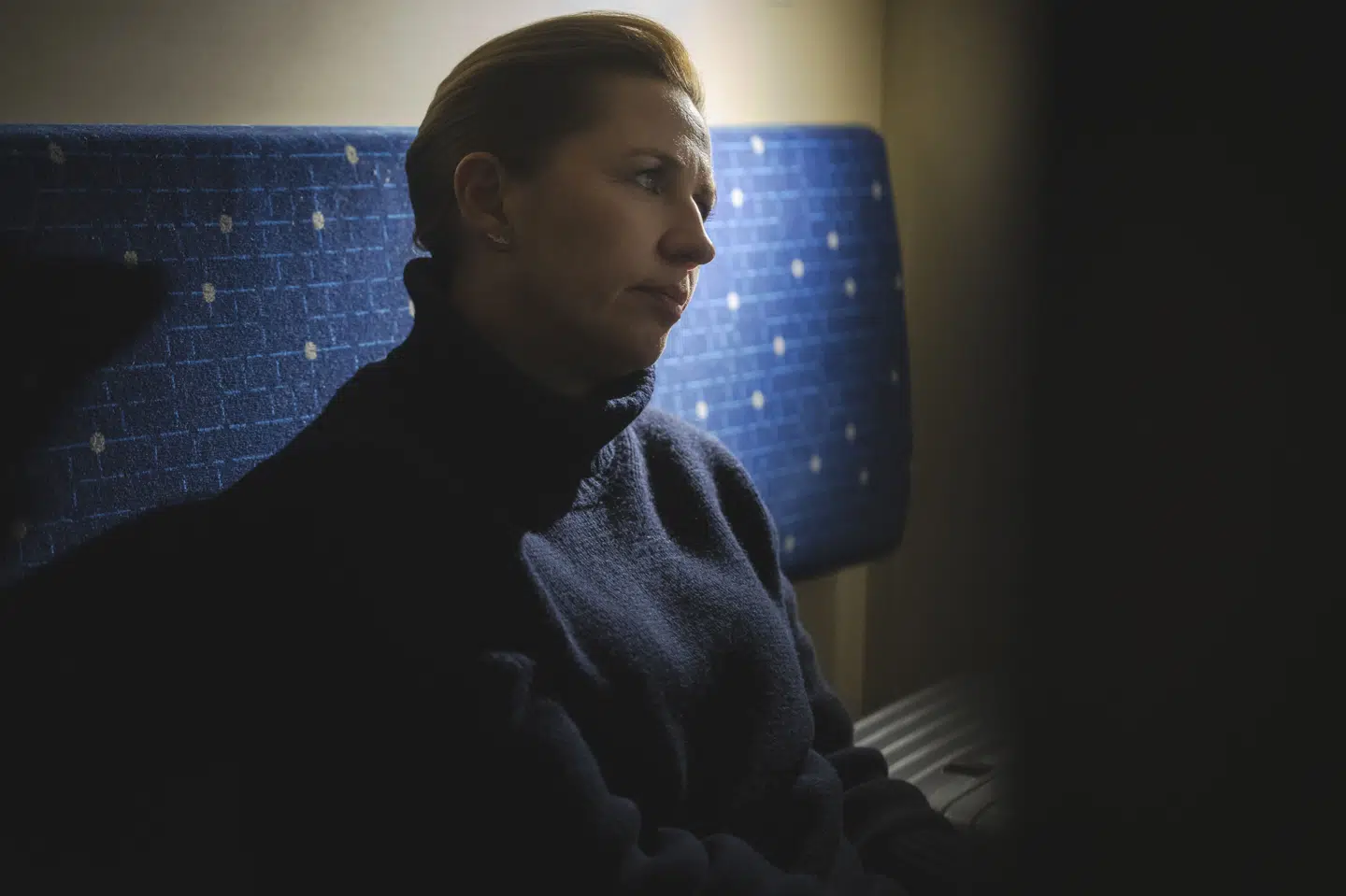 Statsminister Mette Frederiksen (S) taler med pressen ombord på toget til Kyiv i Ukraine tirsdag.
