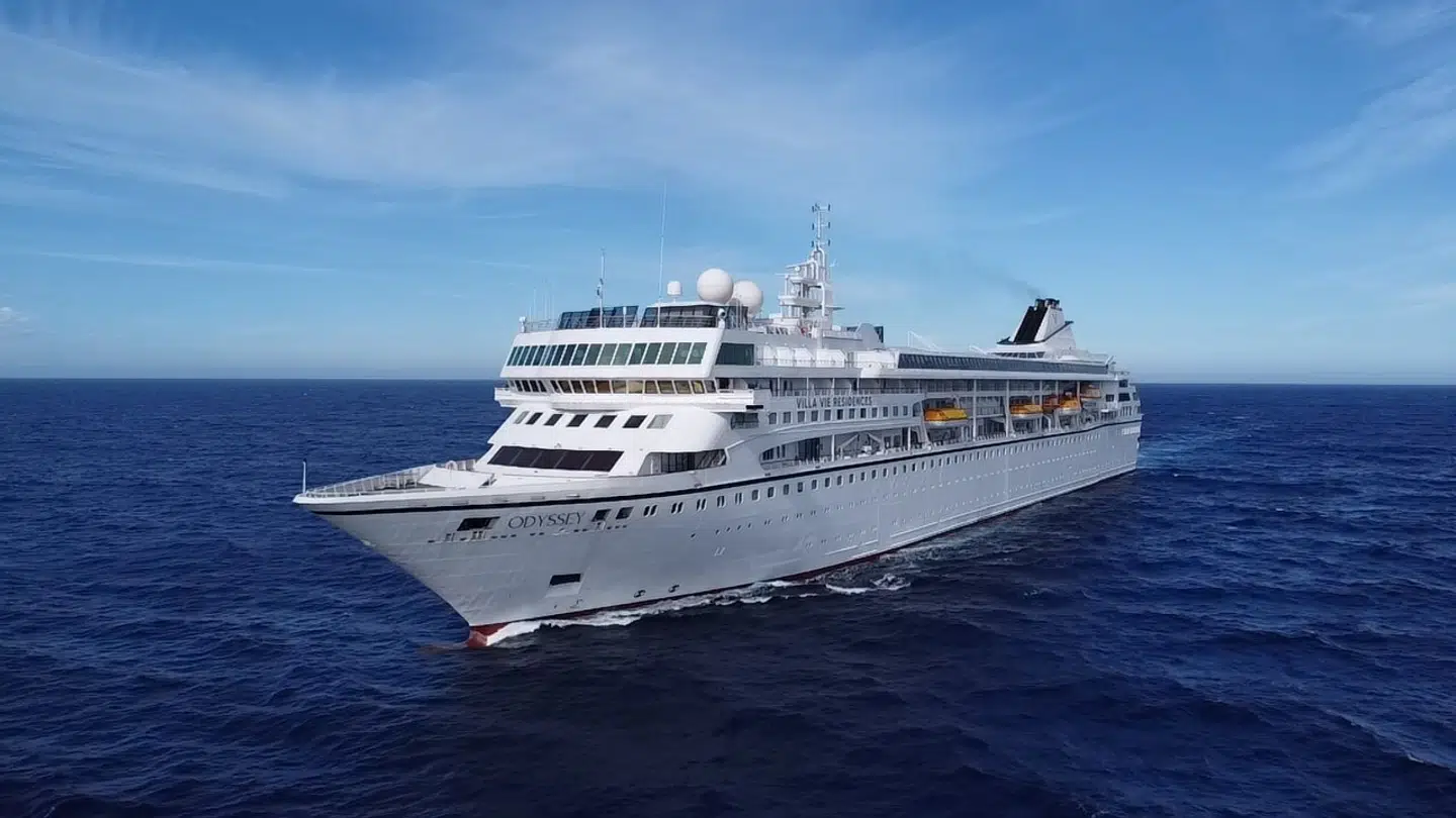 Det er krydstogtskibet Villa Vie Odyssey, der kan blive et flydende hjem i op til fire år, hvis man gerne vil væk fra USA.