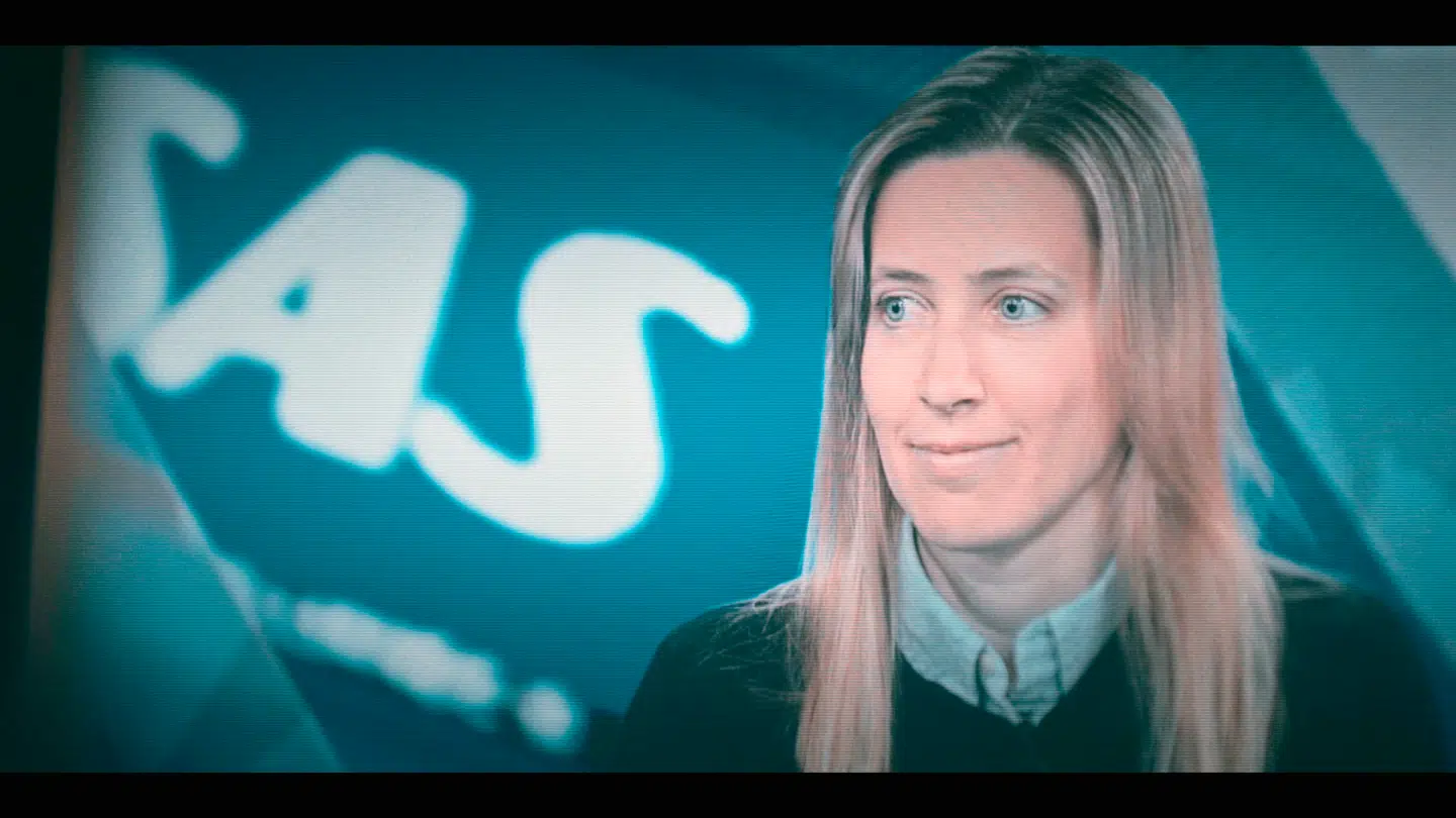 Lise Roulund fra dokumentaren »Den sorte svane« er tiltalt i 12 forhold. Det står klart, at dobbelt-muldvarpen, der arbejdede for TV 2 og politiet samtidig, leverede information om sine mulige ulovligheder til politiet, og der er sammenfald mellem det, hun leverede, og de tiltaler, der er rejst. Roulunds advokat, der har 20 års erfaring som offentlig anklager, er kritisk over for NSKs operation og brug af Smajic.