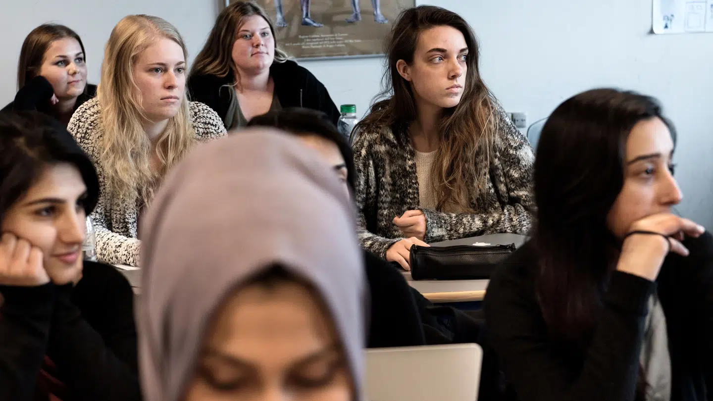 'Det er år efter år det samme – der er simpelthen lærere, der giver karakterrabat, altså alt for høje standpunktskarakterer, end hvad eleven burde få. Det er svindel med offentlige midler,' mener en gymnasielærer.